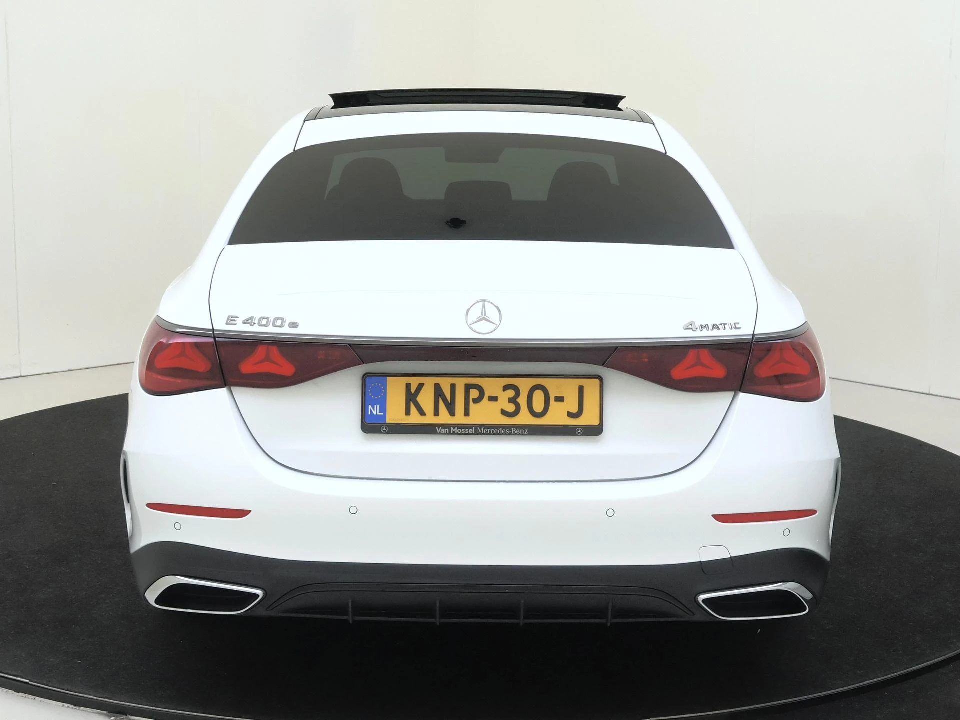 Mercedes-Benz-E-Klasse-image-6