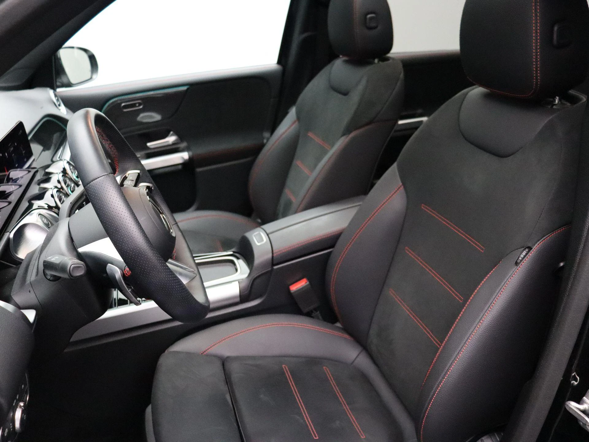 Mercedes-Benz-GLB-image-14