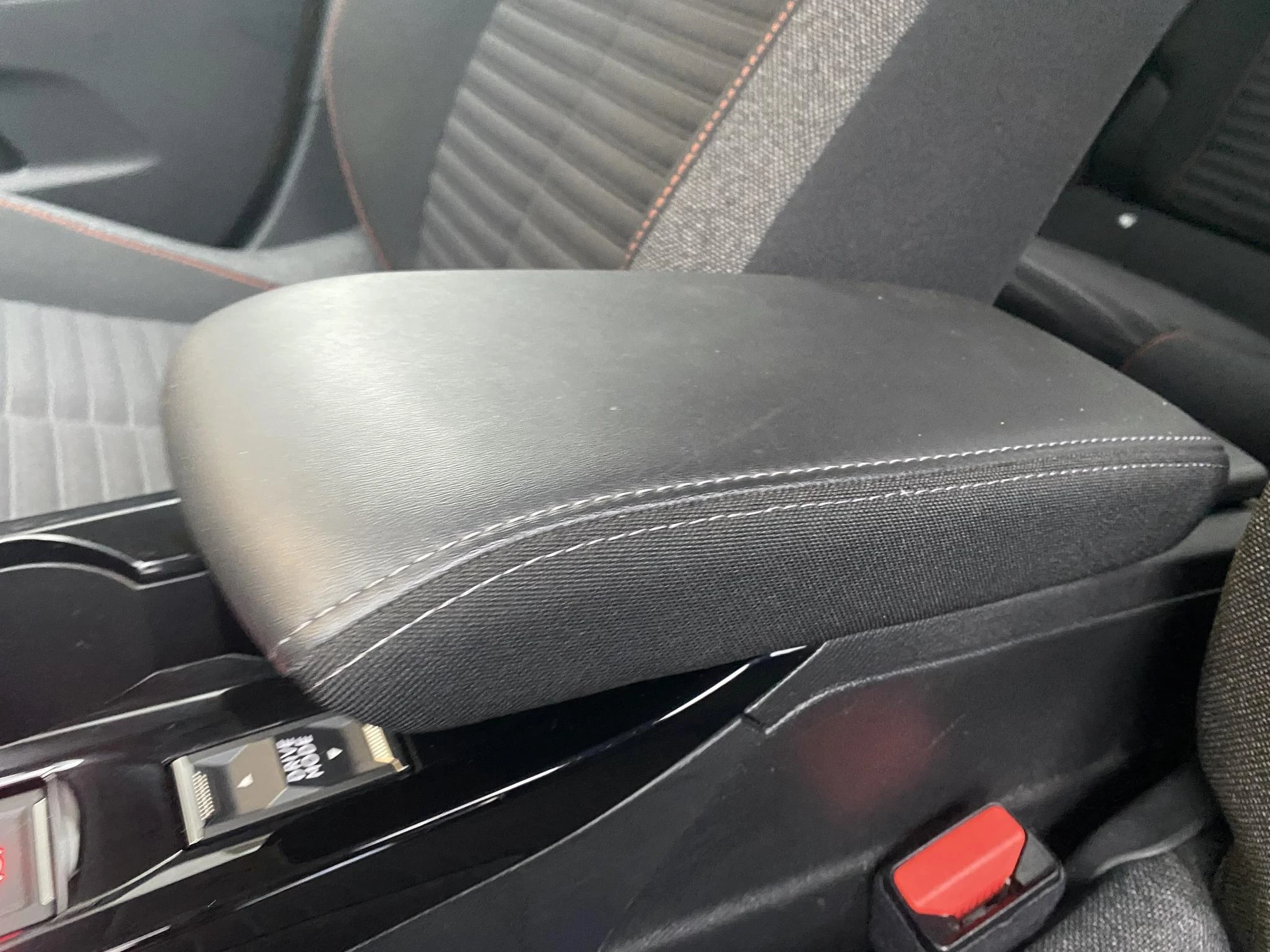 Peugeot-e-208-image-9
