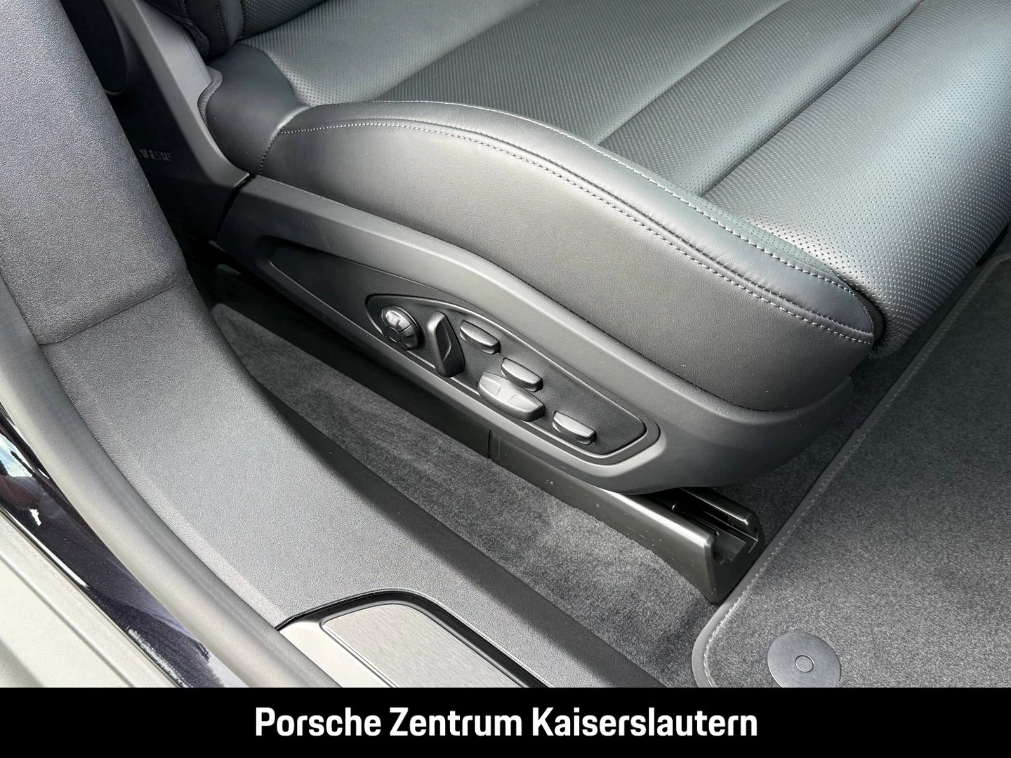 Porsche Taycan Black Edition InnoDrive HA-Lenkung HeadUp black edition