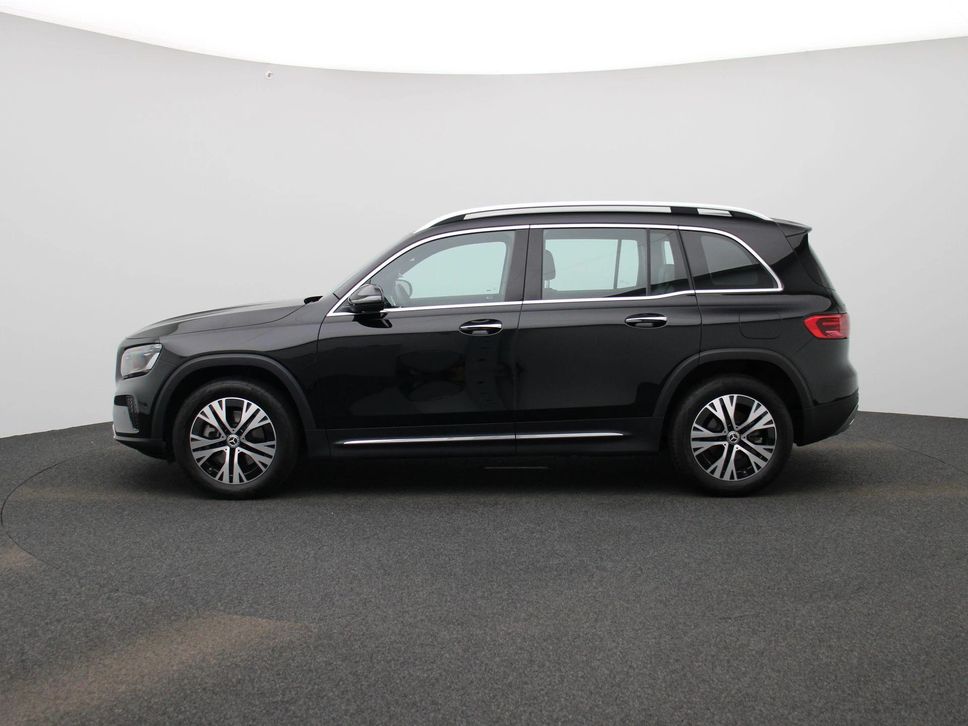 Mercedes-Benz-GLB-image-3