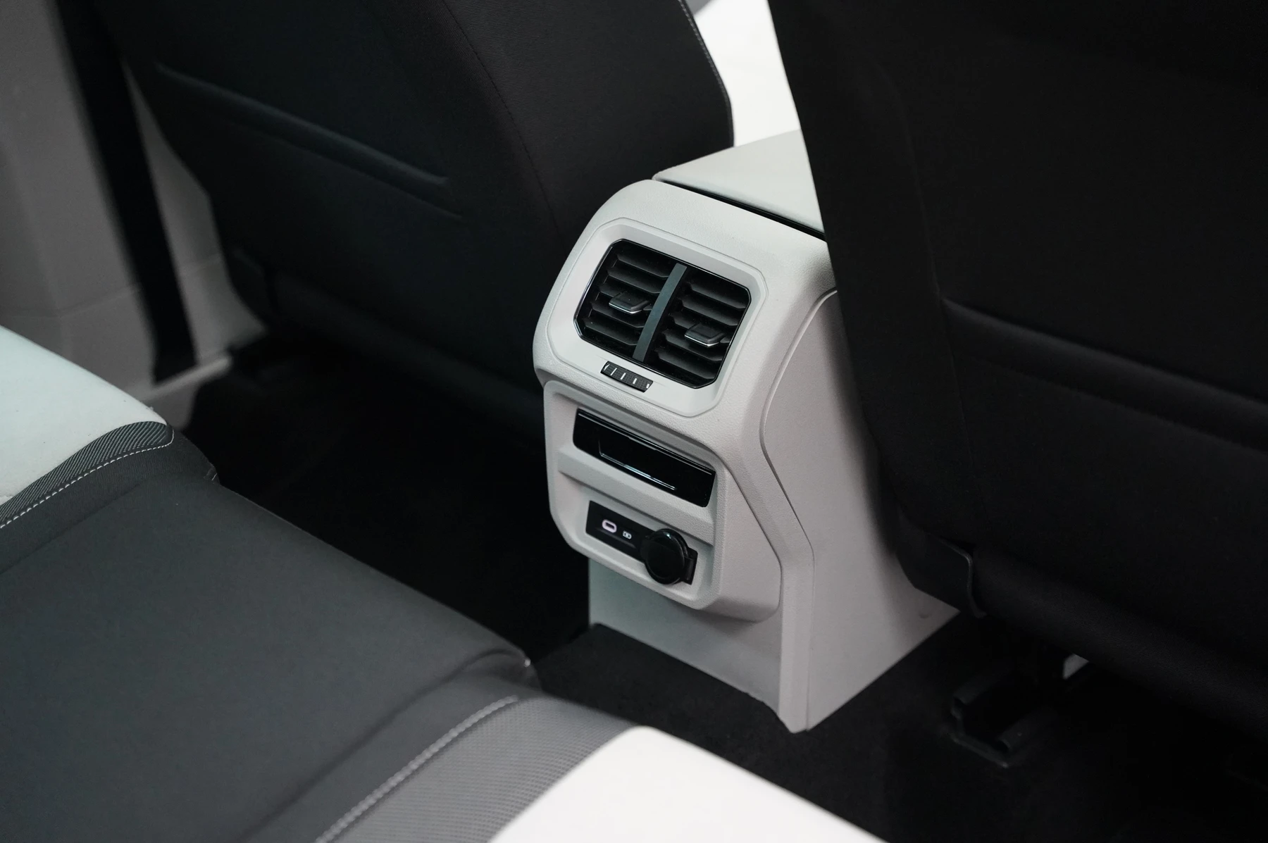 Volkswagen-Tiguan-image-10