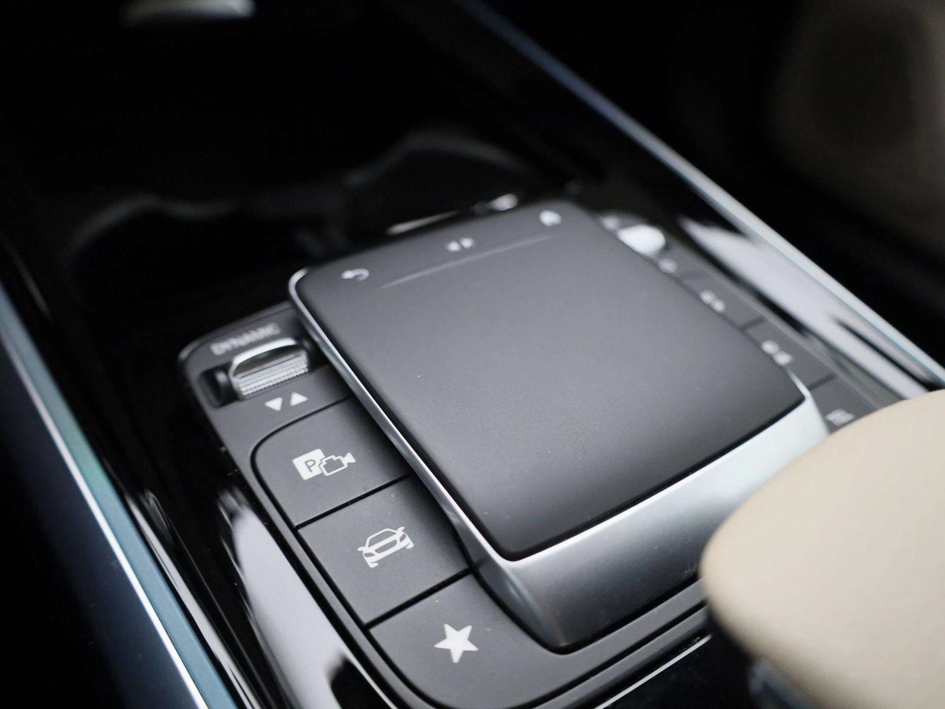 Mercedes-Benz GLB 200 LUXURY LINE + LEDER + PANO + 7-ZIT + CARPLAY +