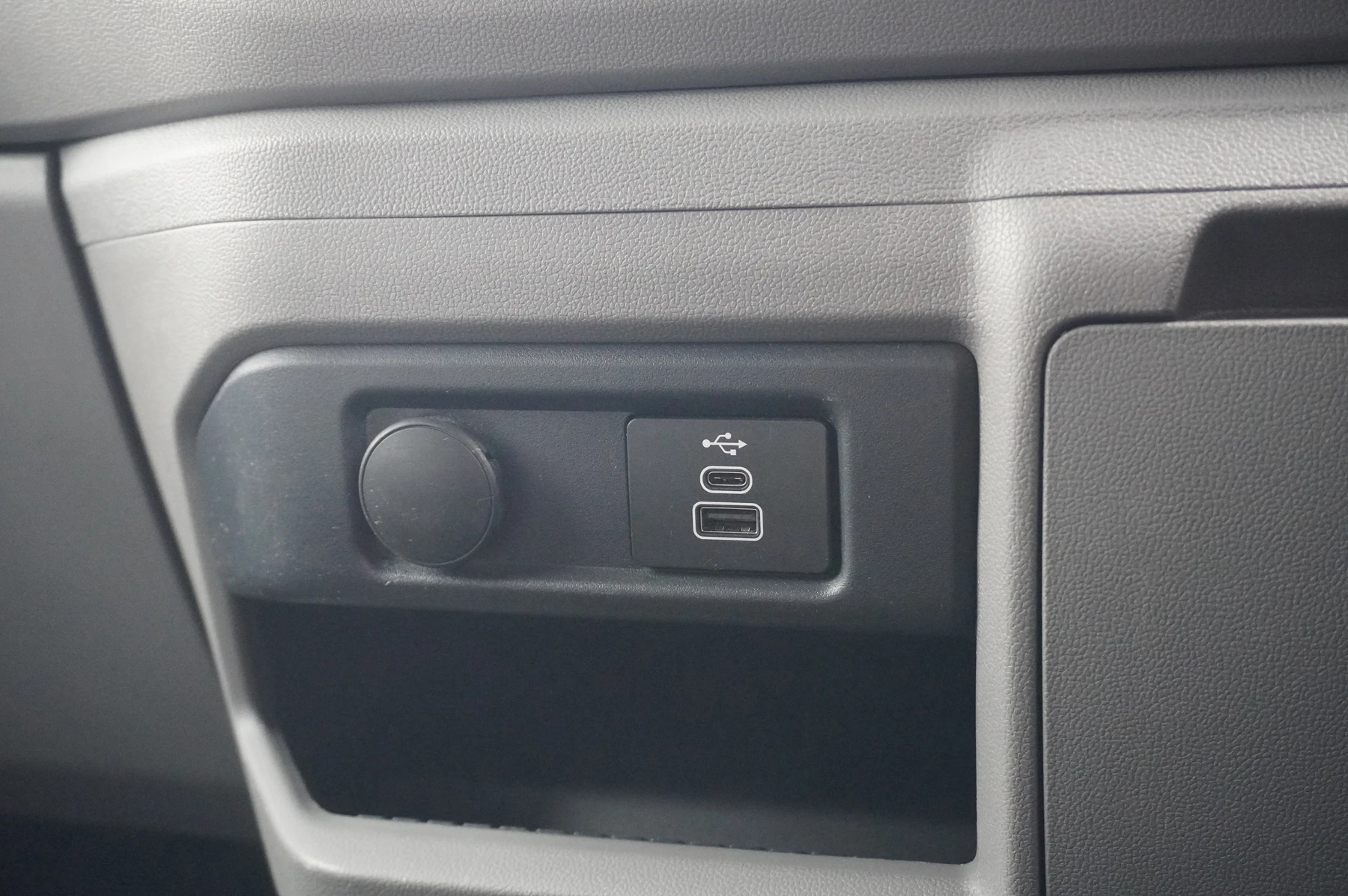 Volkswagen-Transporter-image-33