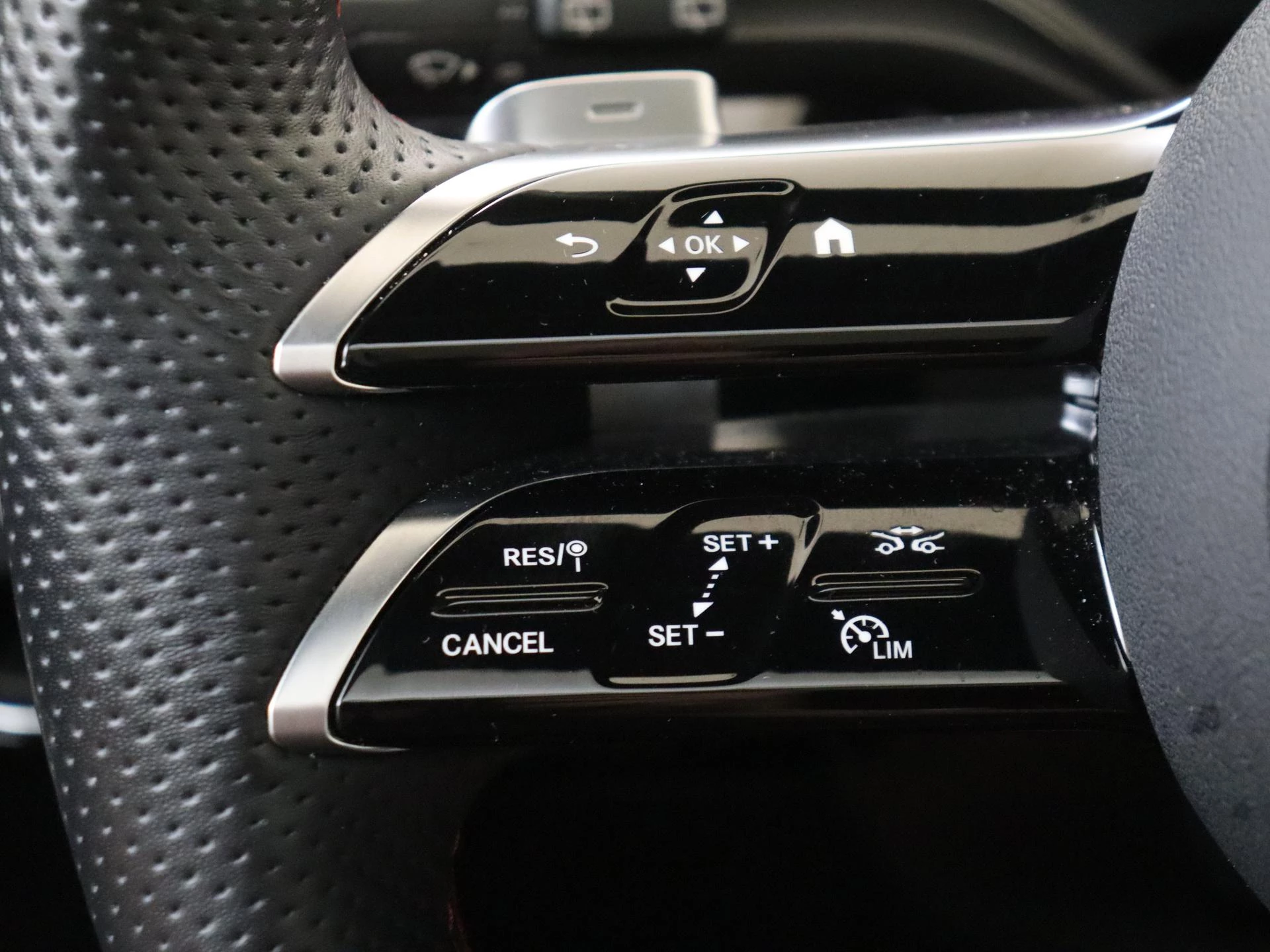 Mercedes-Benz-CLA-image-13