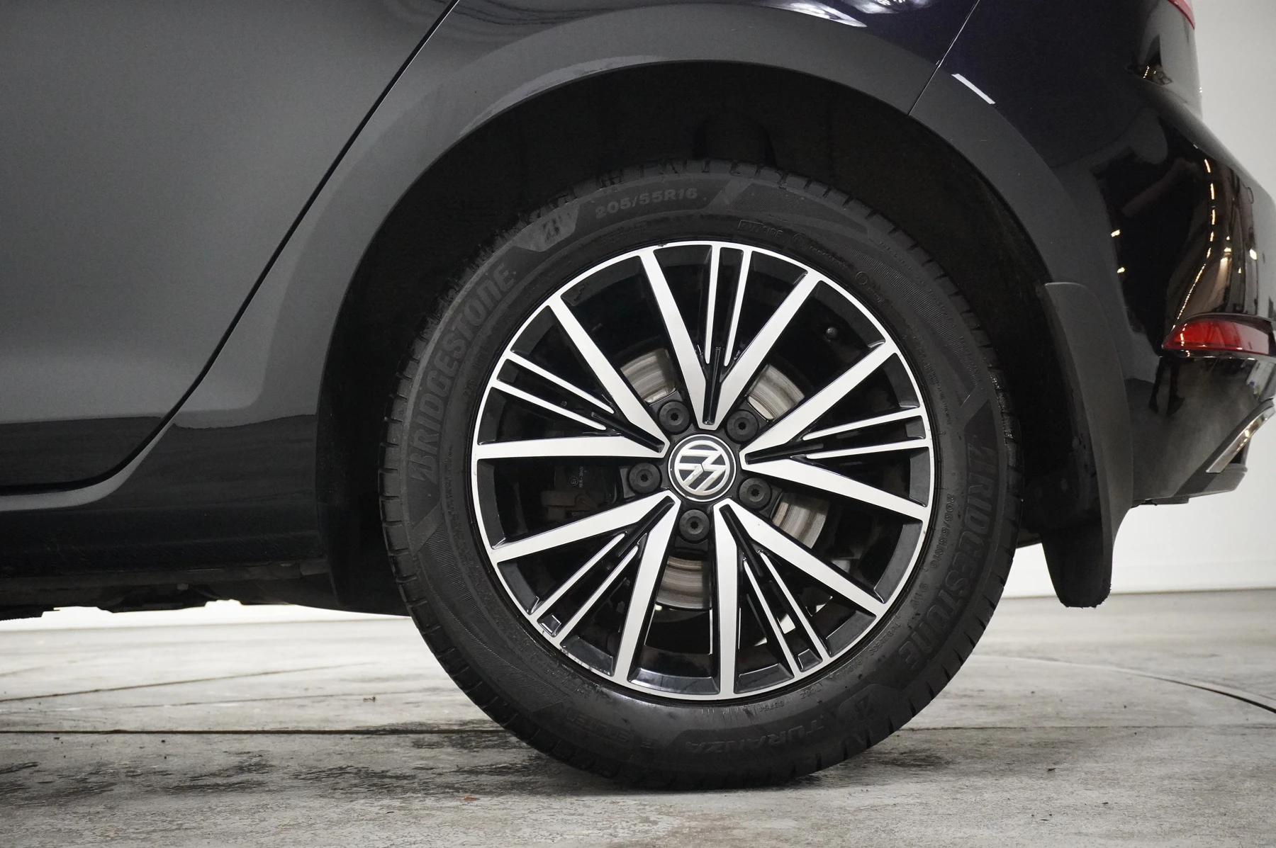 Volkswagen-Golf-image-21