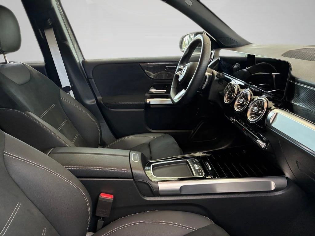 Mercedes-Benz-GLB 200-image-14