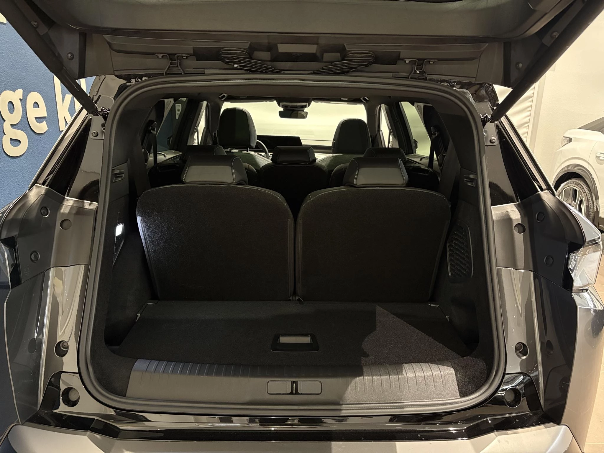 Peugeot-e-5008-image-11