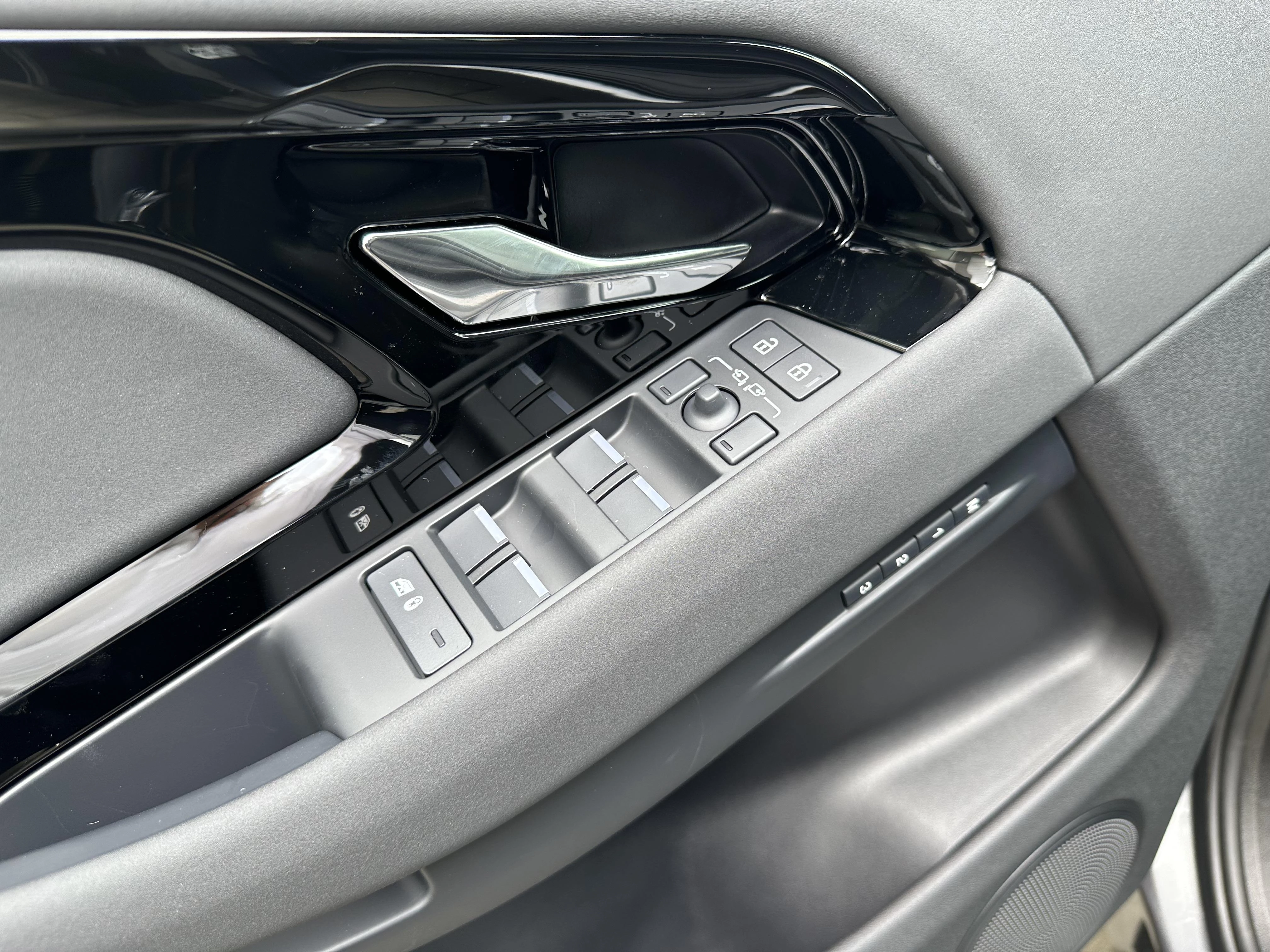 Land Rover-Range Rover Evoque-image-18