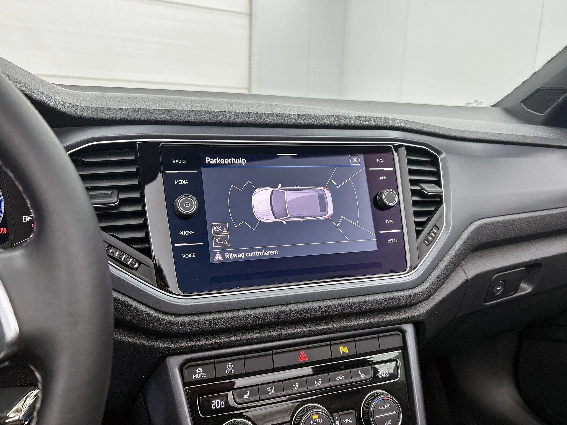 Volkswagen-T-Roc-image-10