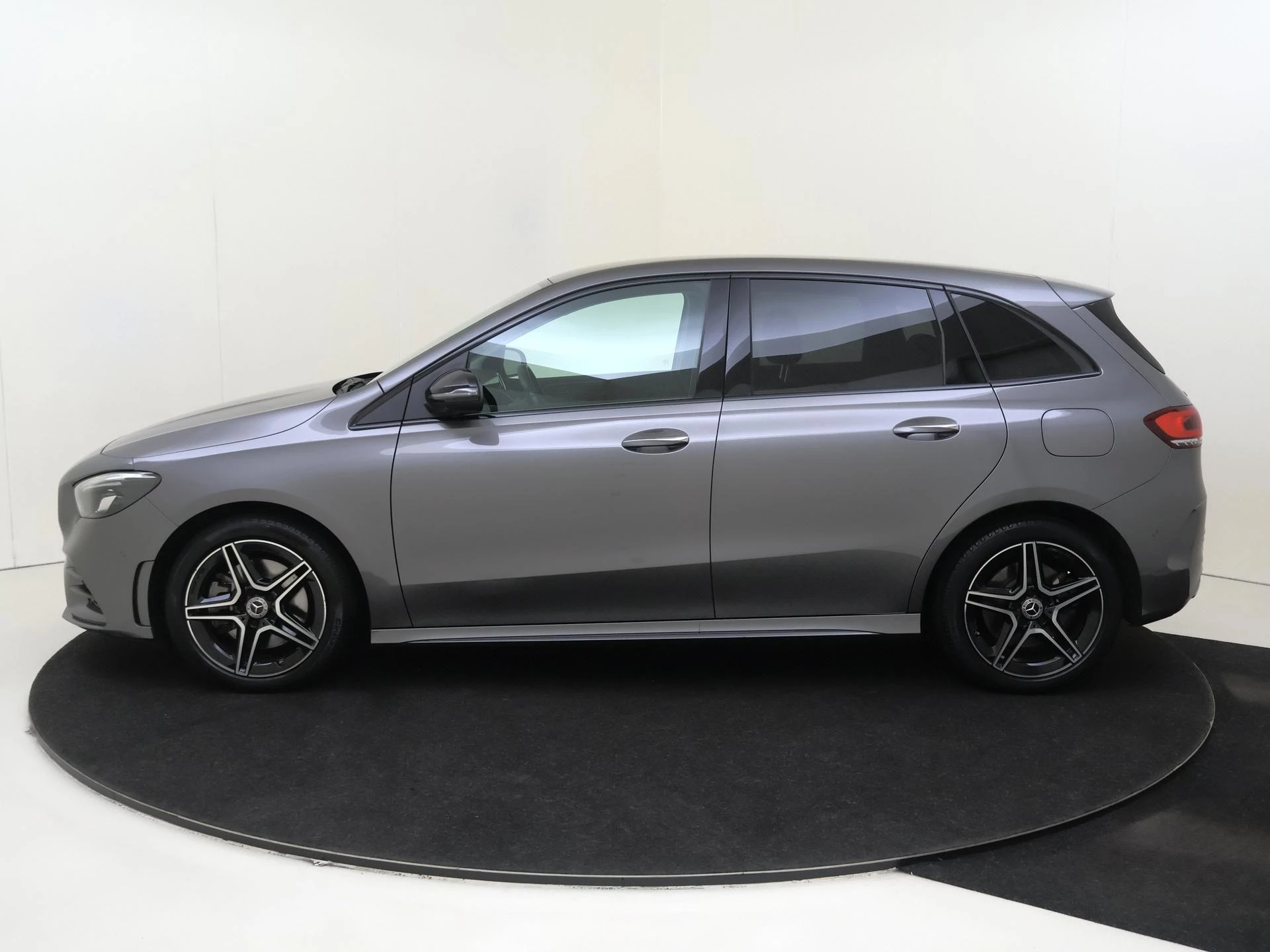 Mercedes-Benz-B-Klasse-image-6