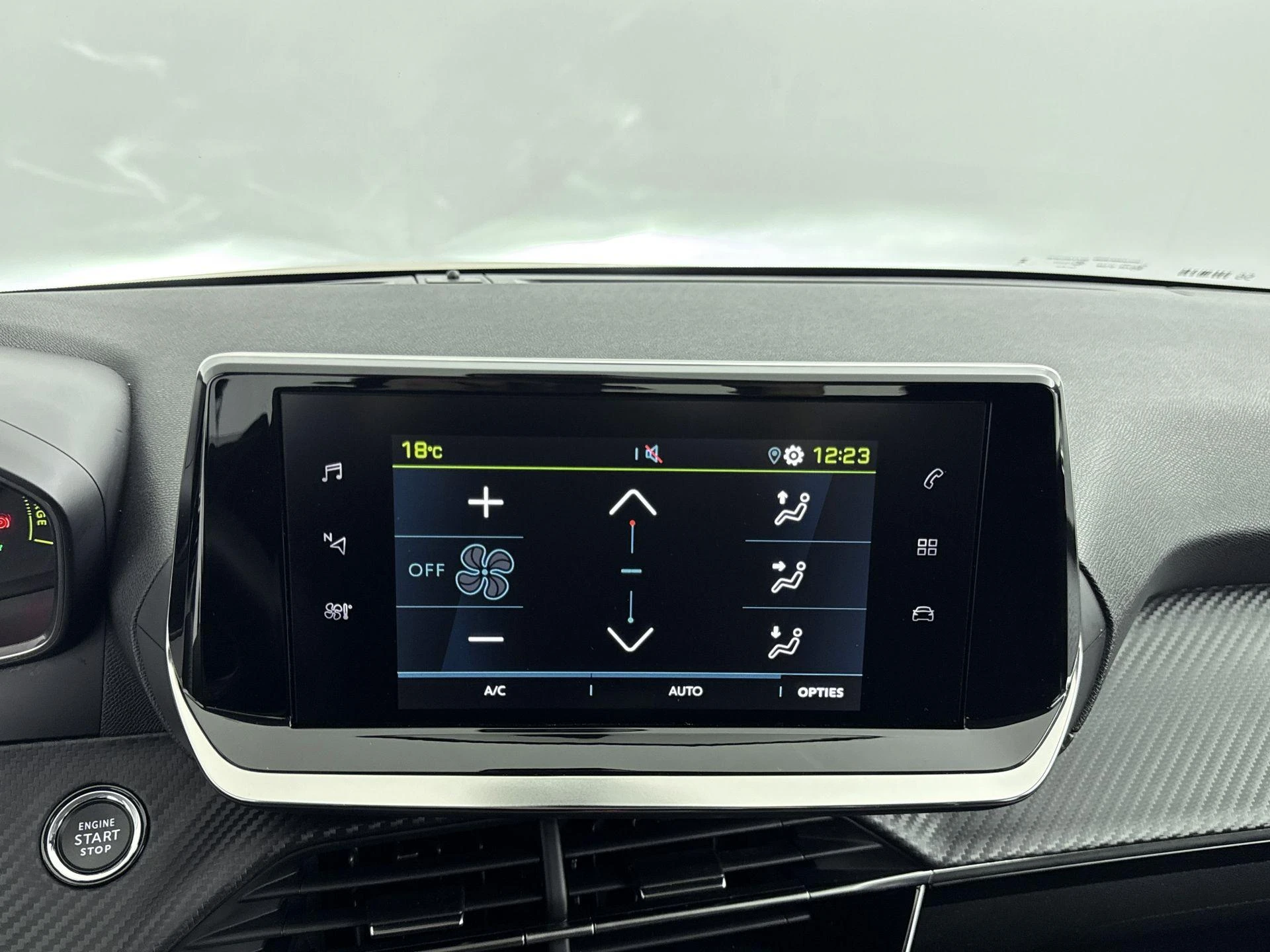 Peugeot-e-208-image-18