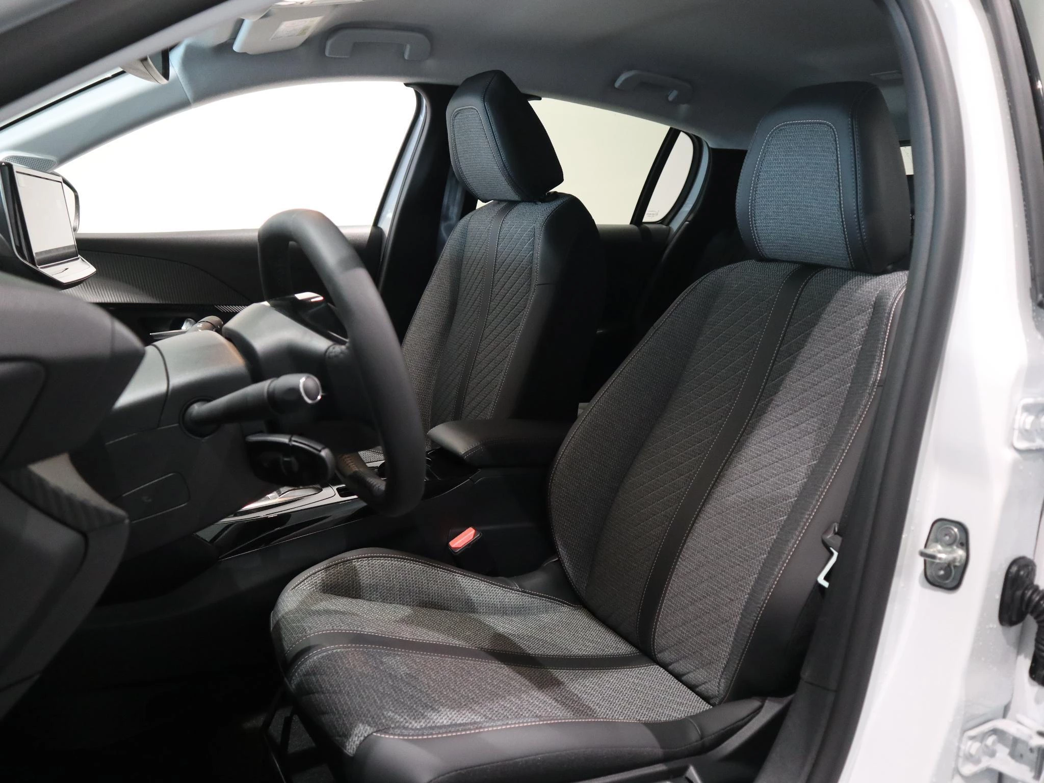Peugeot 208 Allure Hybrid 110 e-DCS8