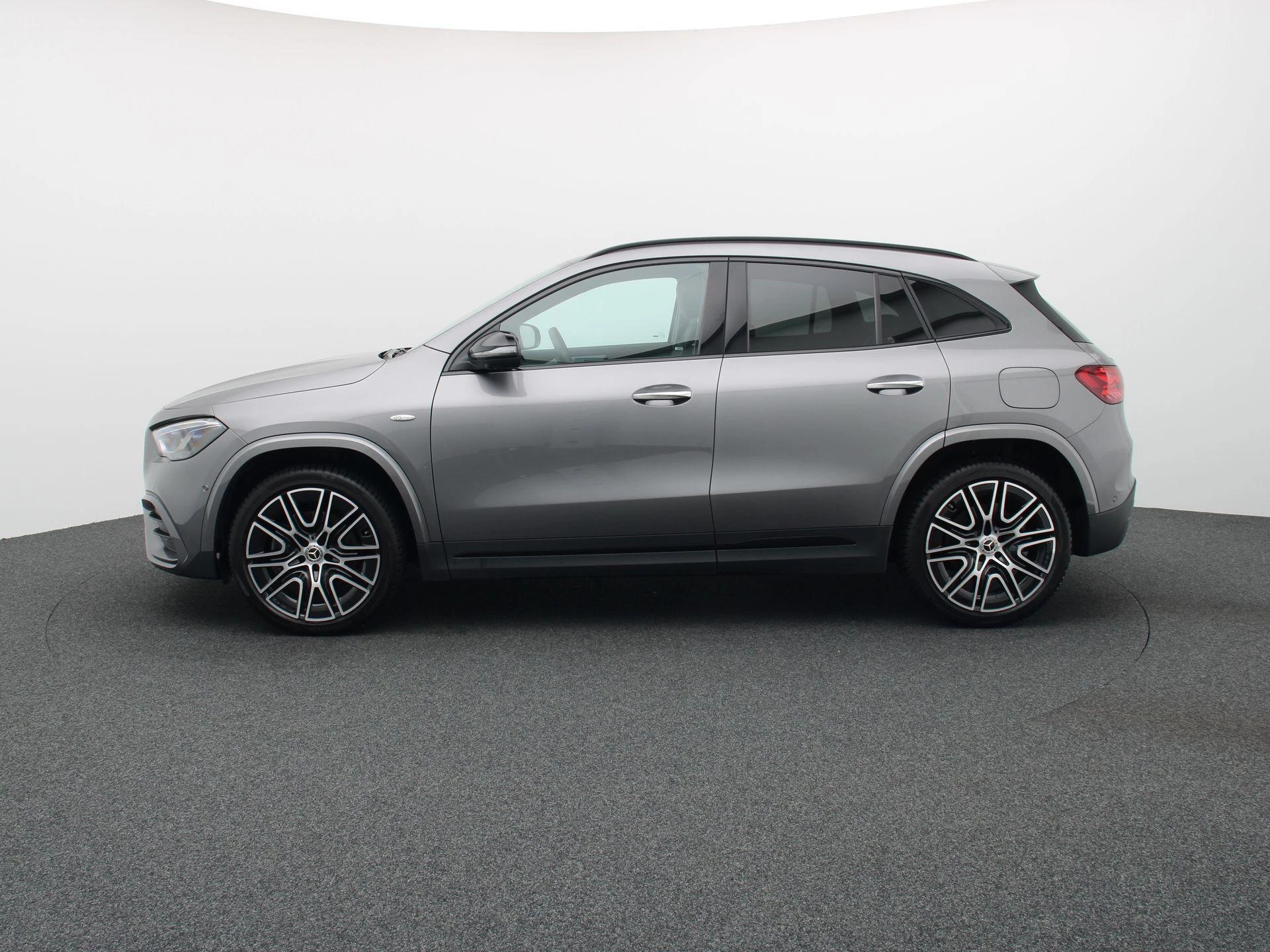 Mercedes-Benz GLA 250 e AMG Line + PREMIUM PLUS PACK + TREKHAAK + PANO + CARPLAY +