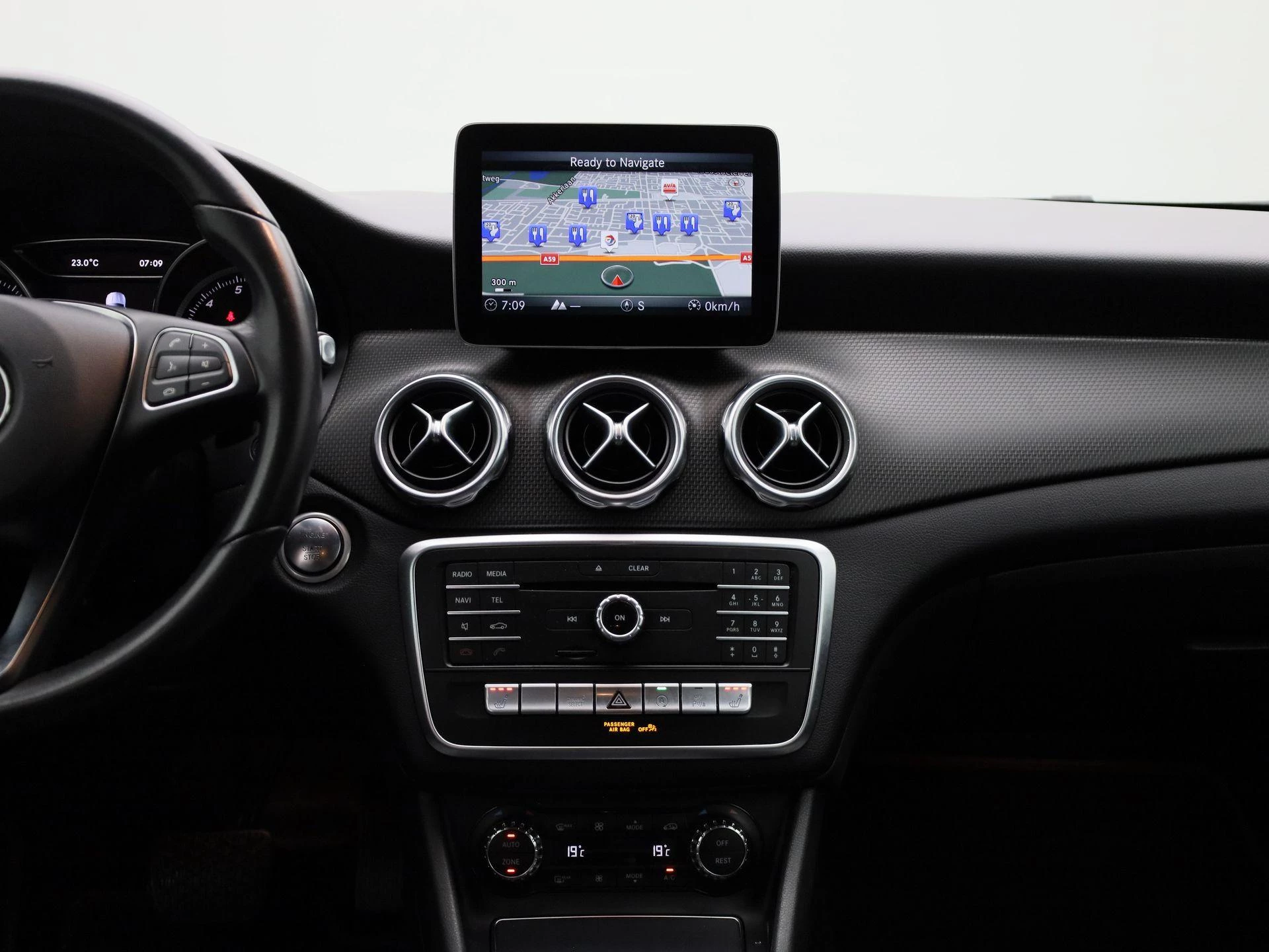 Mercedes-Benz-GLA-image-8