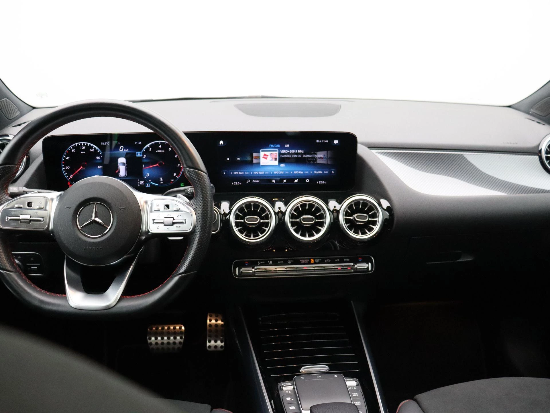 Mercedes-Benz GLA 180 AMG Line + PANO DAK + MULTIBEAM LED + KEY LESS +