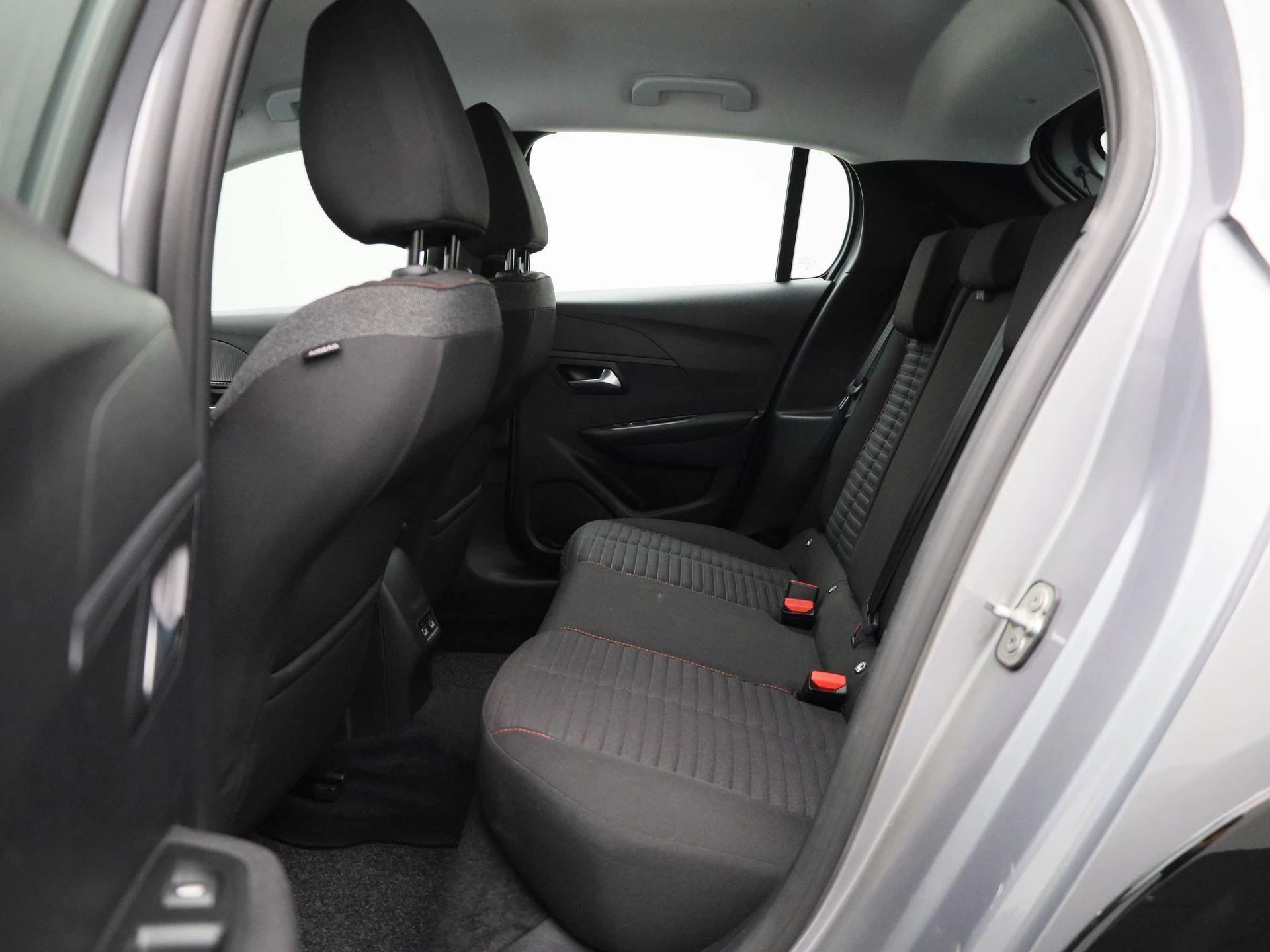 Peugeot-e-208-image-11