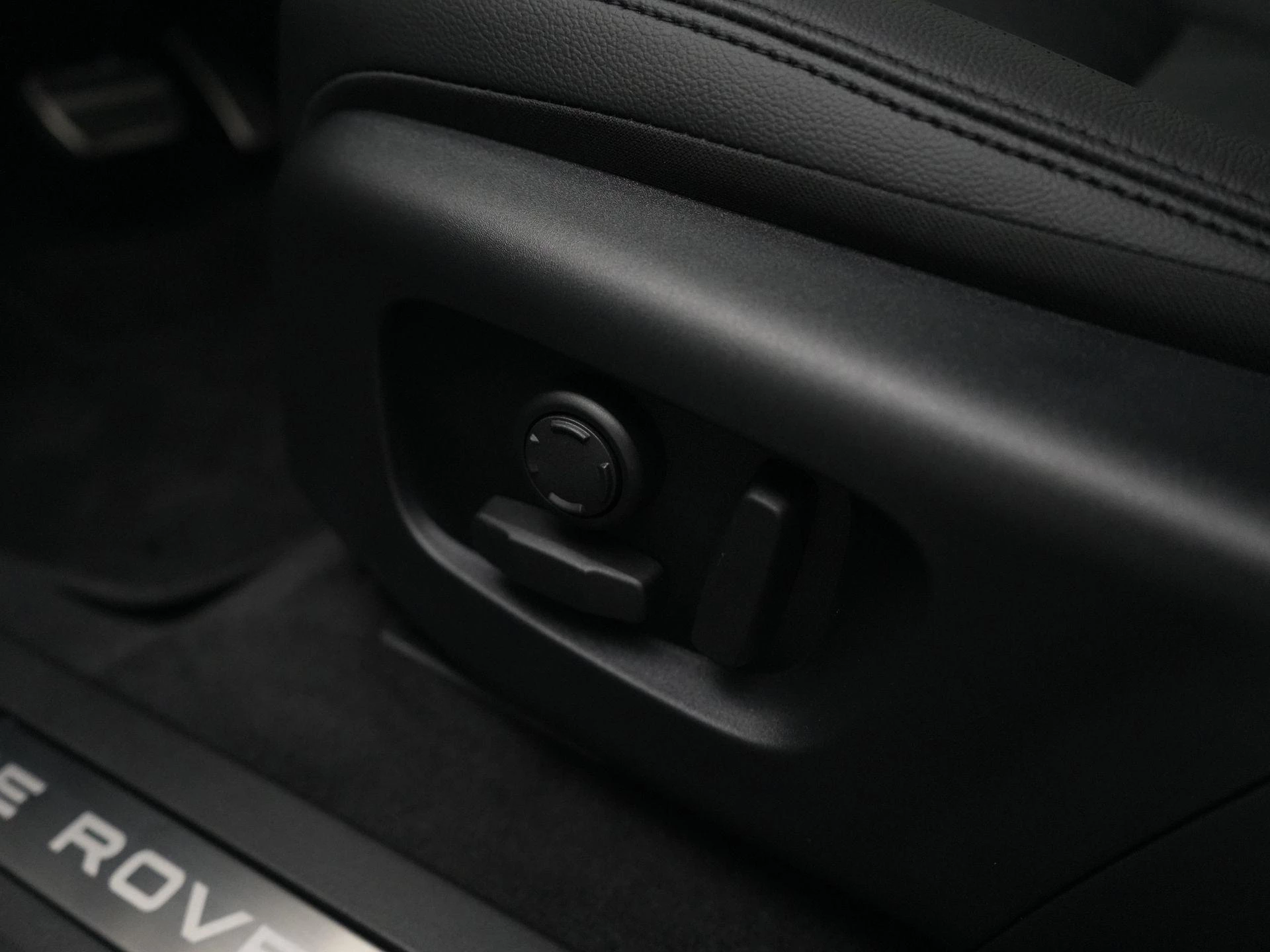 Land Rover-Range Rover Evoque-image-31