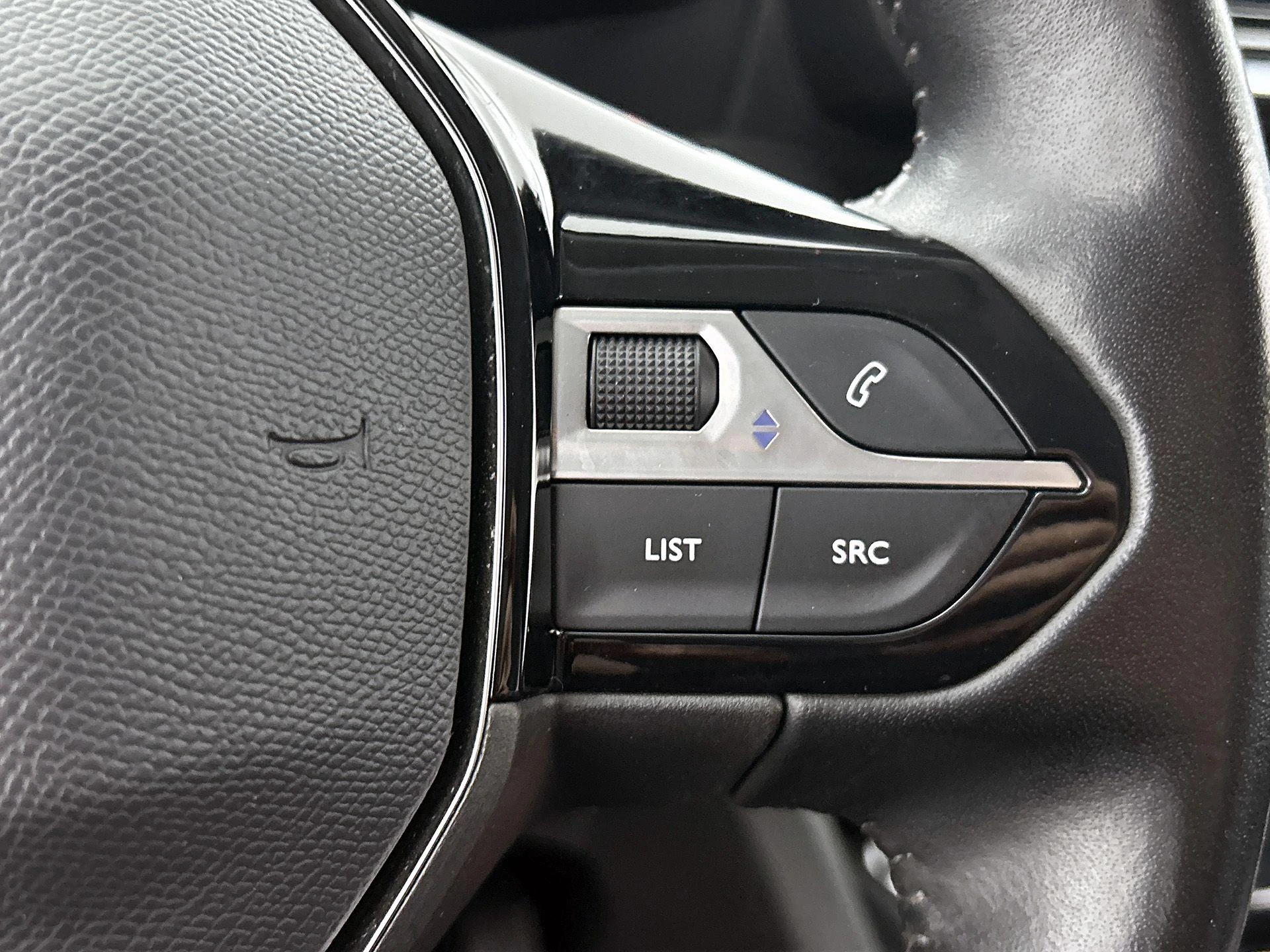 Peugeot-e-2008-image-5