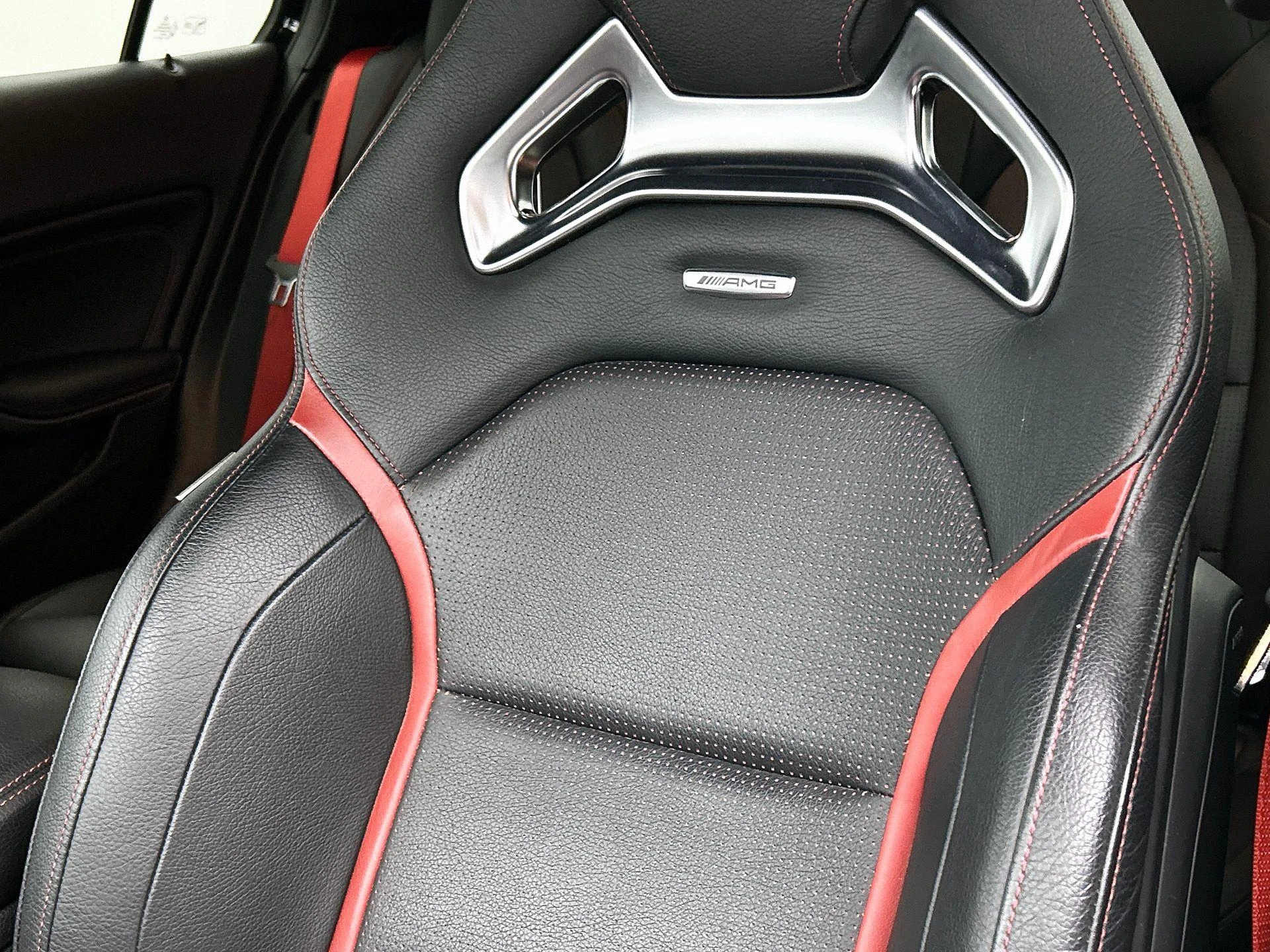Mercedes-Benz-GLA-image-16