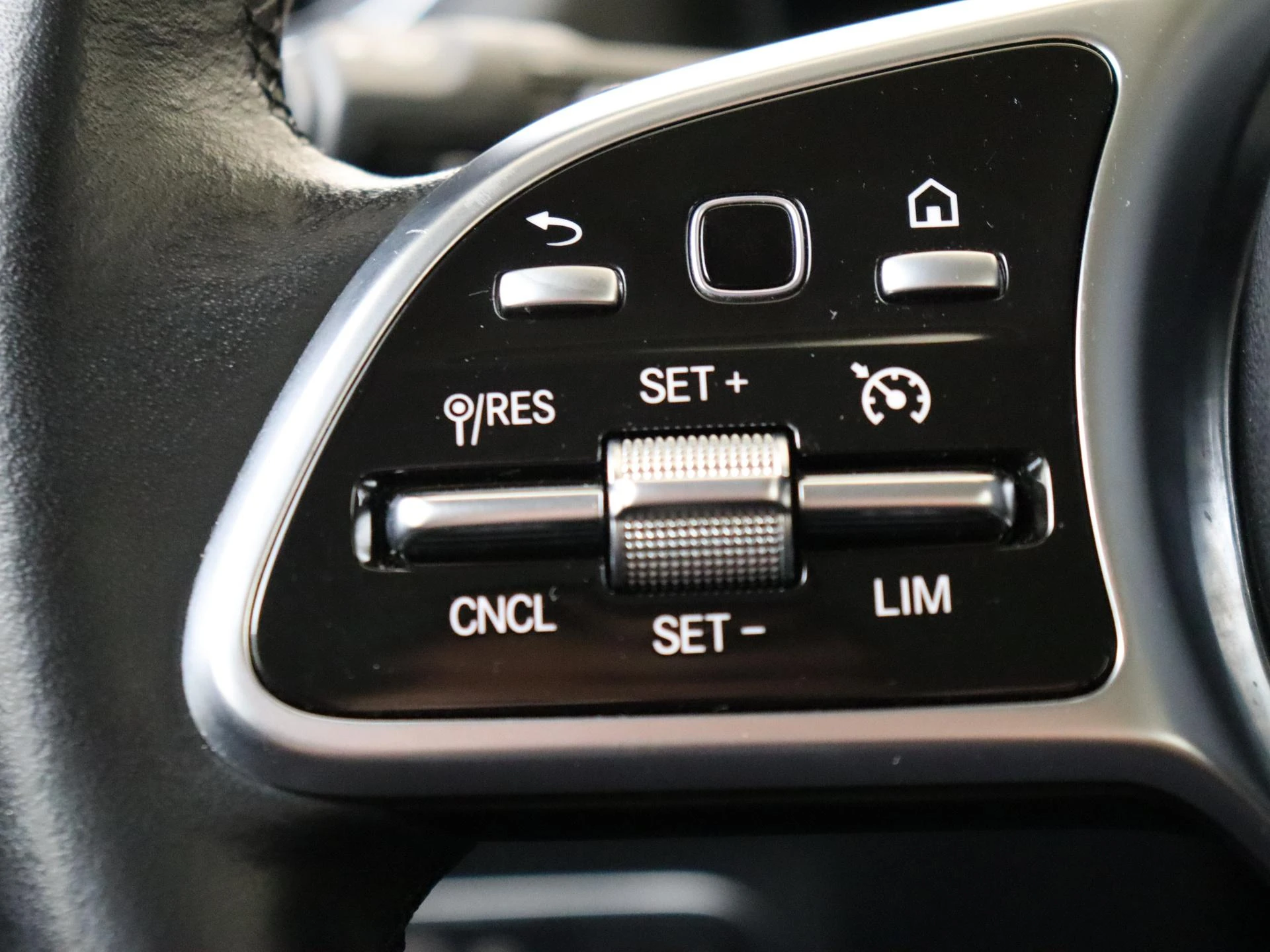 Mercedes-Benz-GLA-image-12