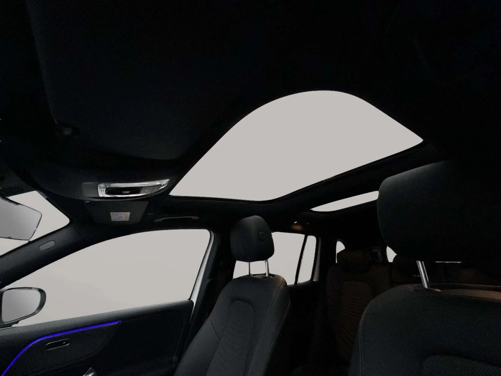 Mercedes-Benz-EQB-image-12