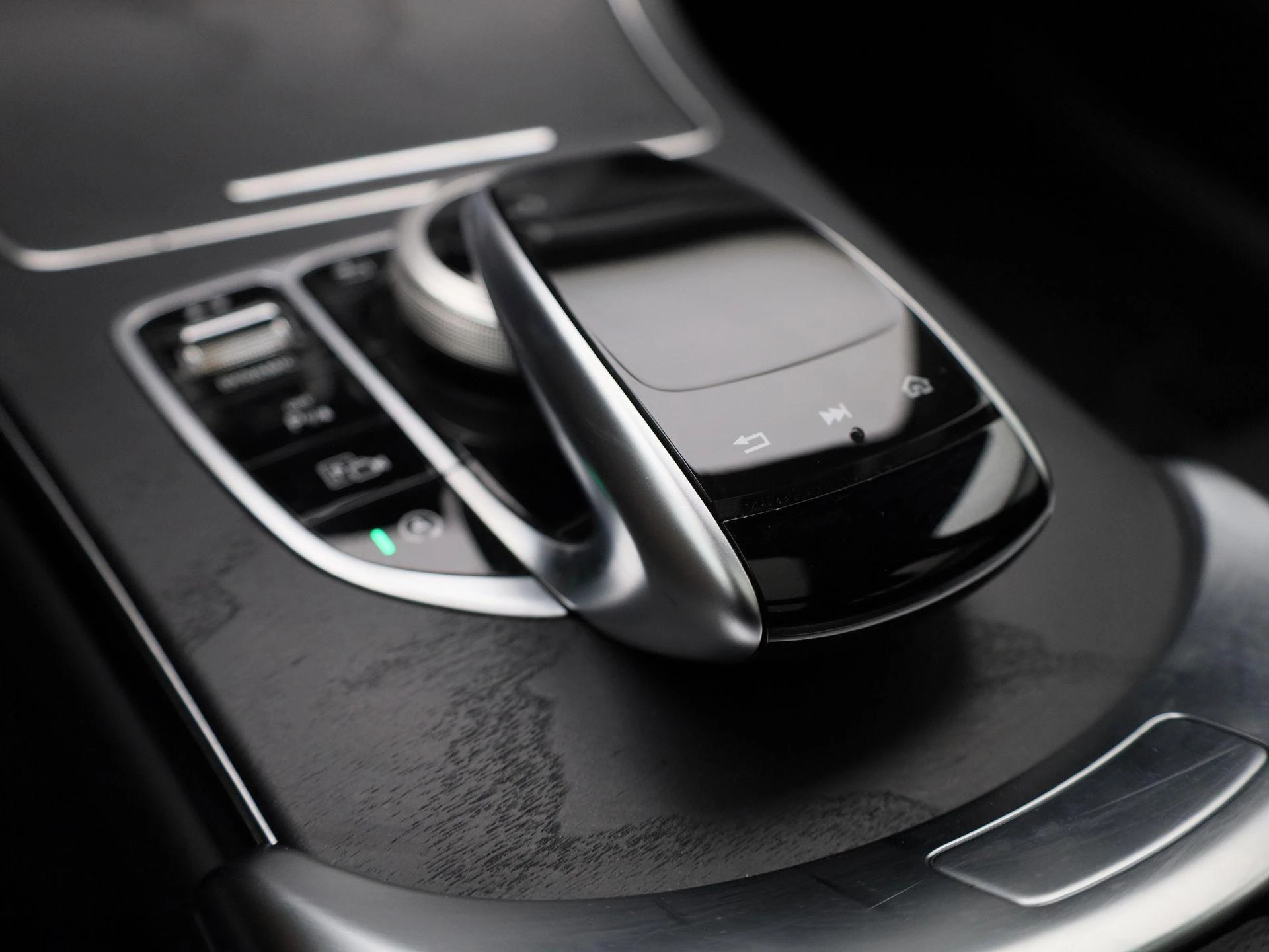 Mercedes-Benz-C-Klasse-image-25