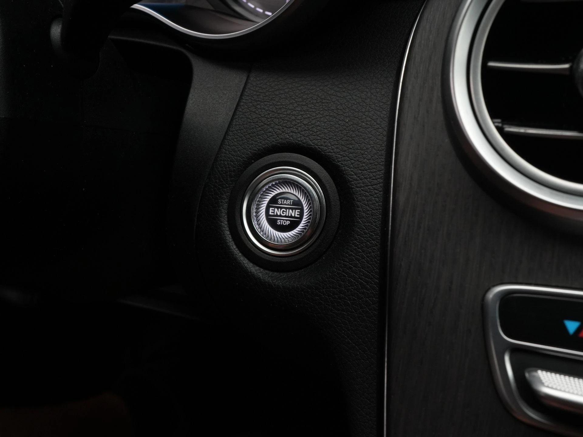 Mercedes-Benz-C-Klasse-image-23