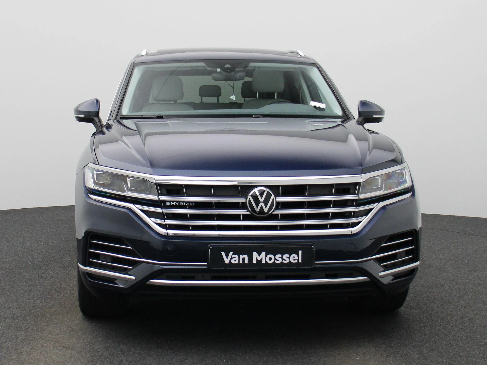 Volkswagen-Touareg-image-2