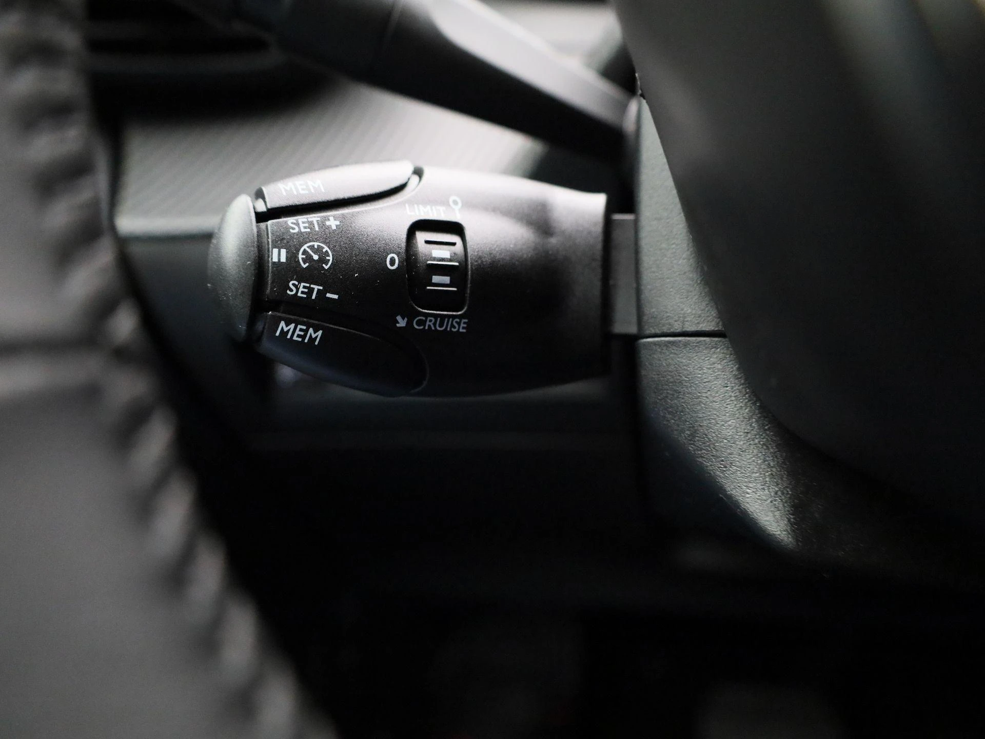 Peugeot-e-208-image-23
