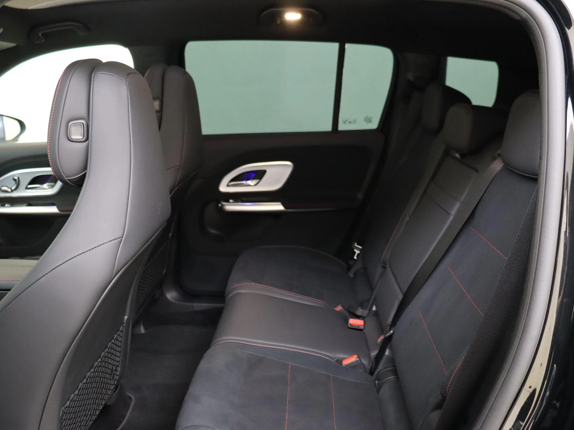 Mercedes-Benz-GLB-image-15