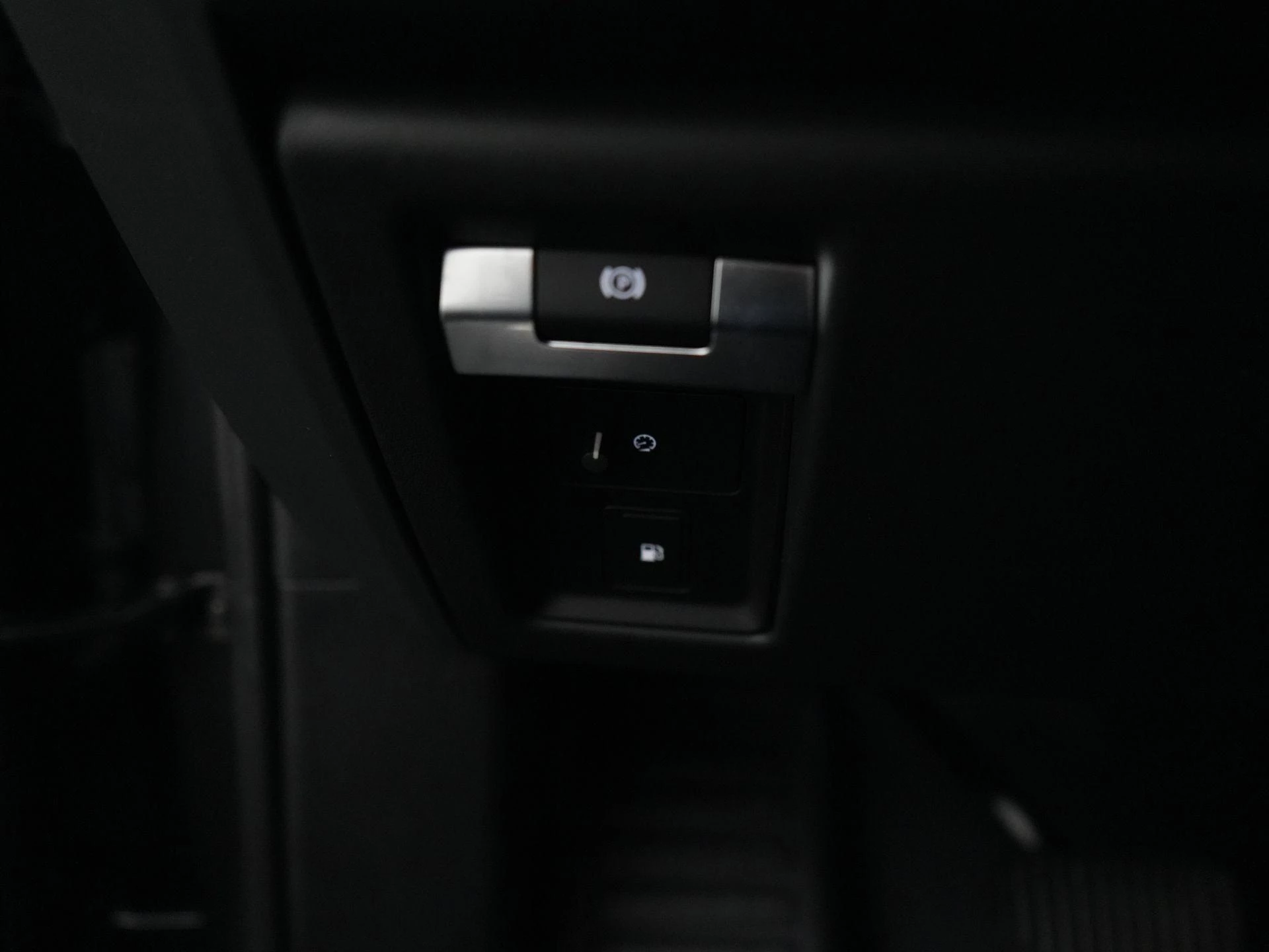 Land Rover-Defender-image-16