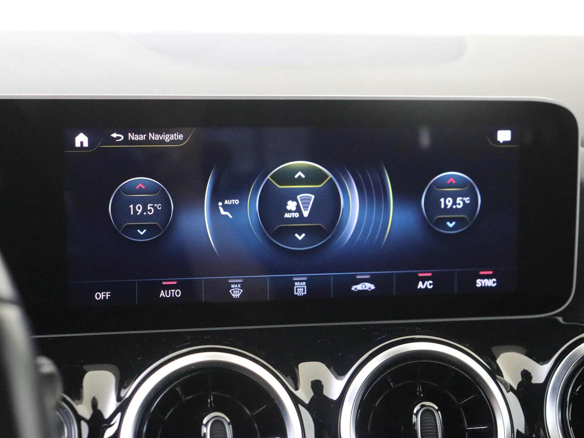 Mercedes-Benz-GLA-image-17