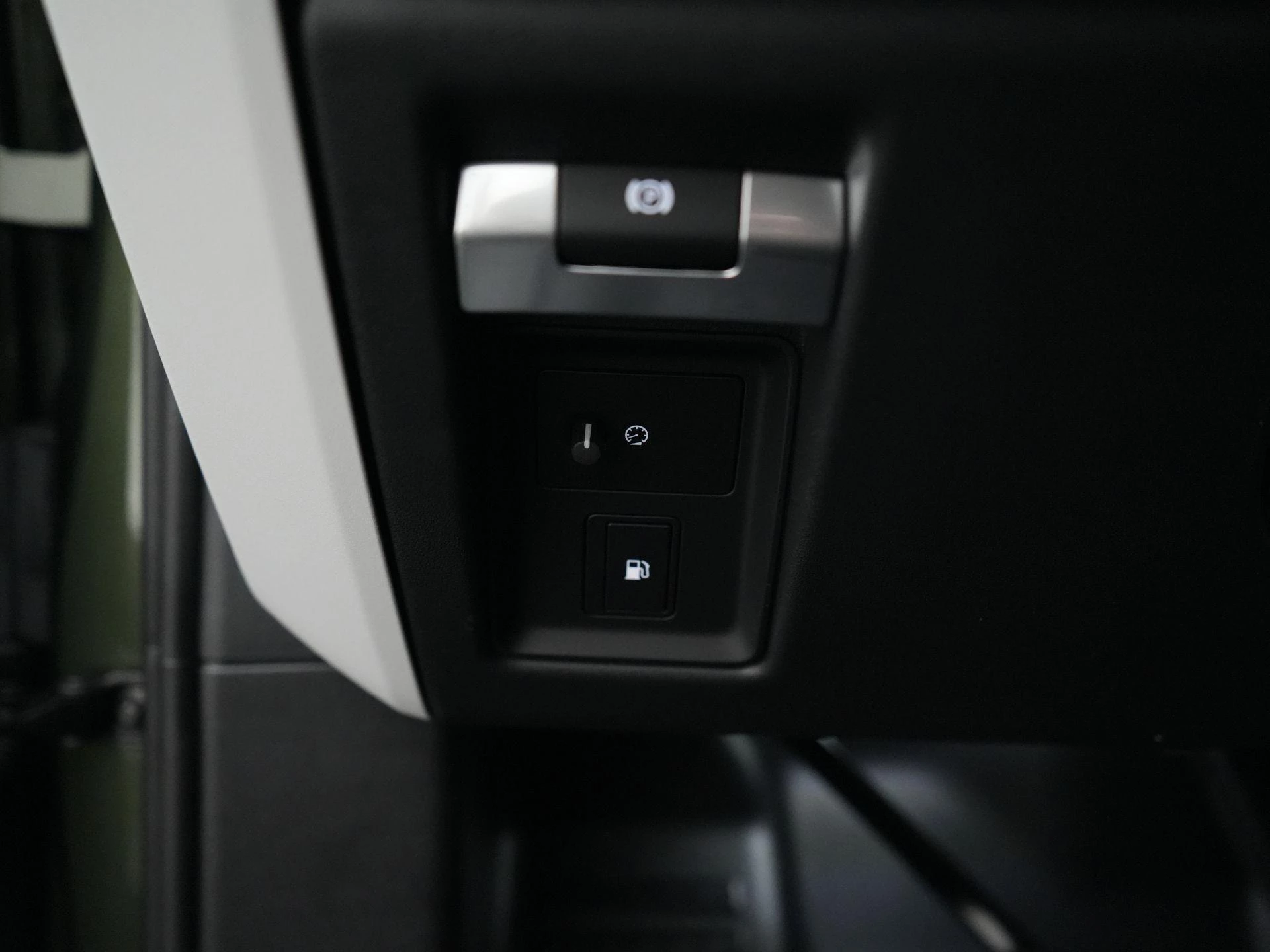 Land Rover-Defender-image-15