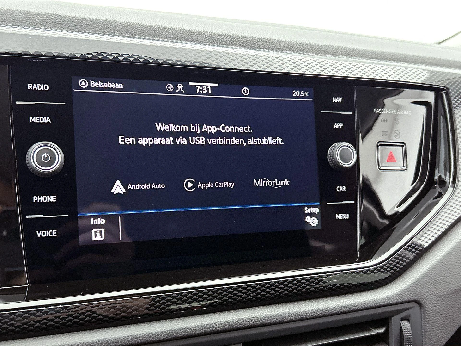 Volkswagen-Polo-image-8