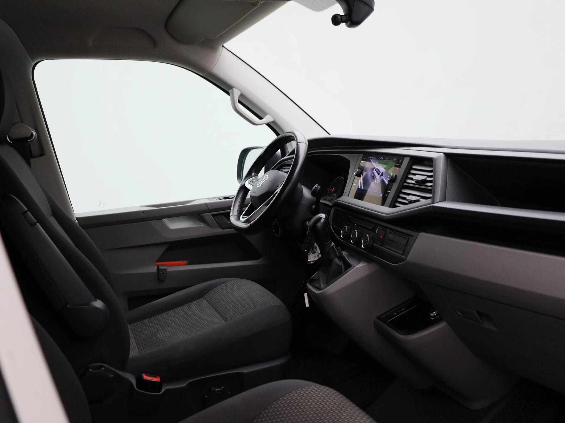 Volkswagen-Transporter-image-31