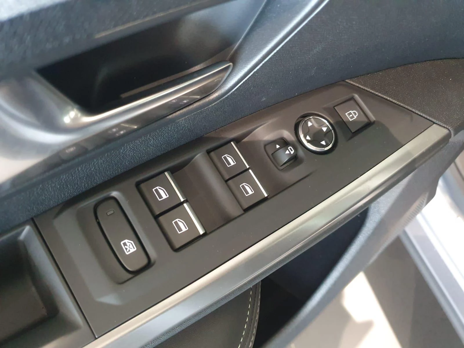 Peugeot-e-5008-image-7