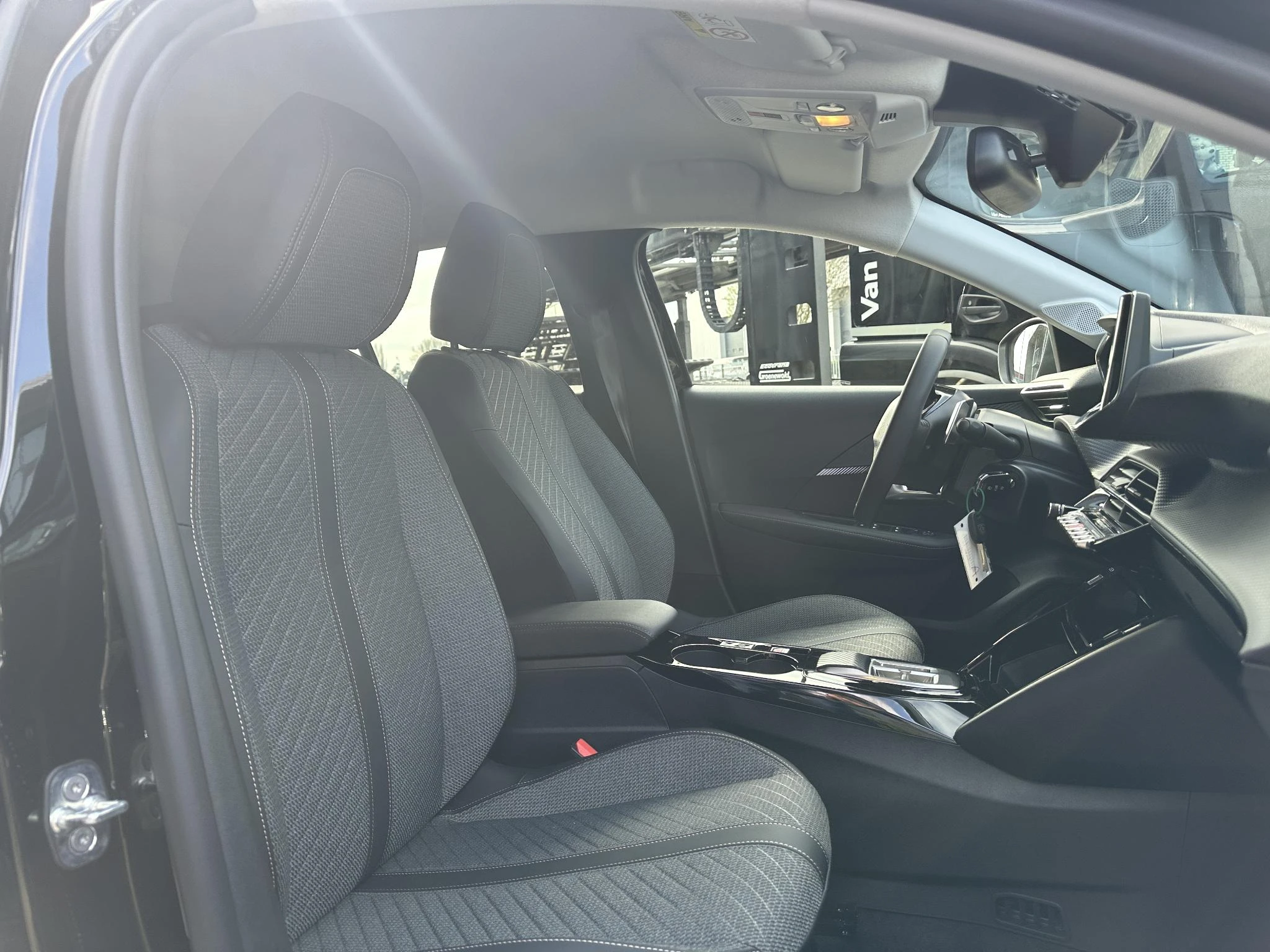 Peugeot-e-208-image-9