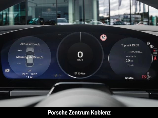 Porsche Macan 4 -