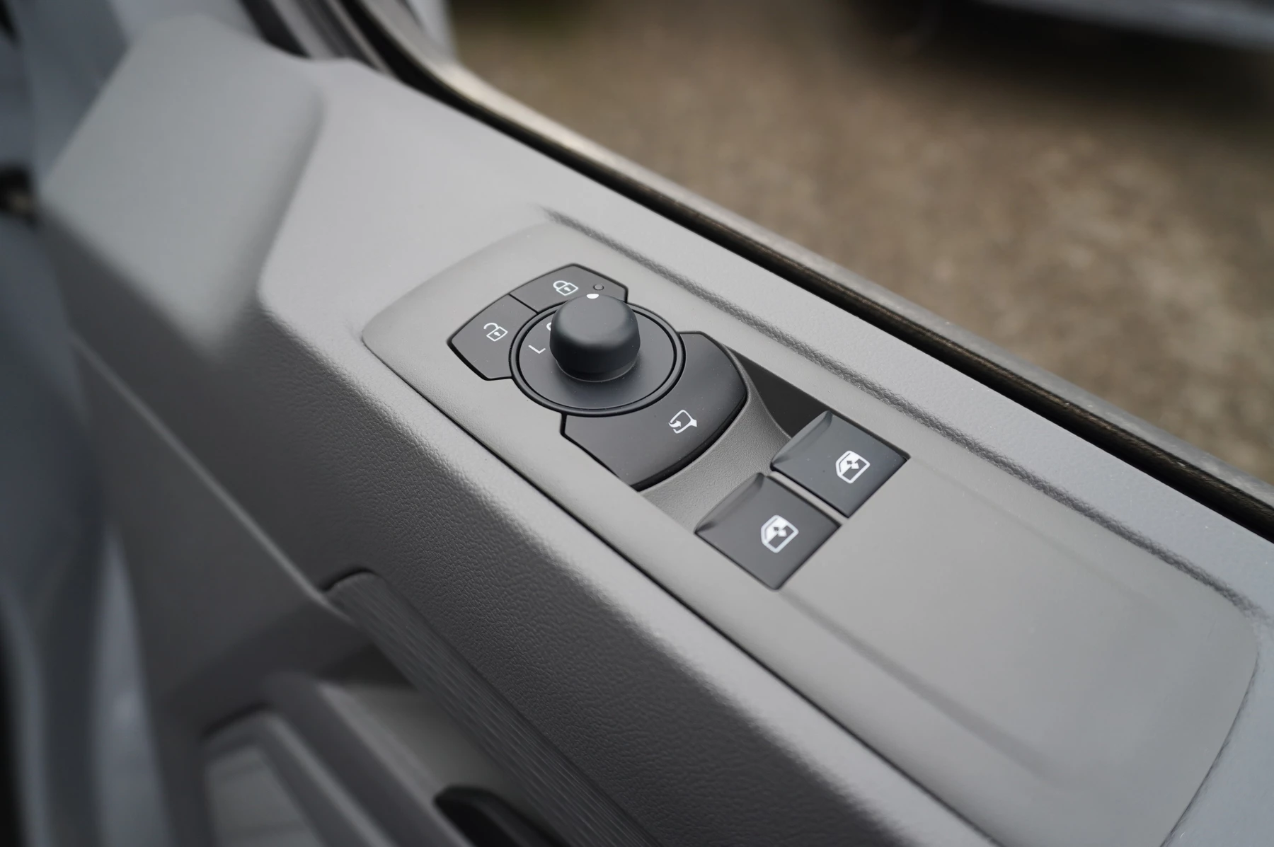 Volkswagen-Transporter-image-22
