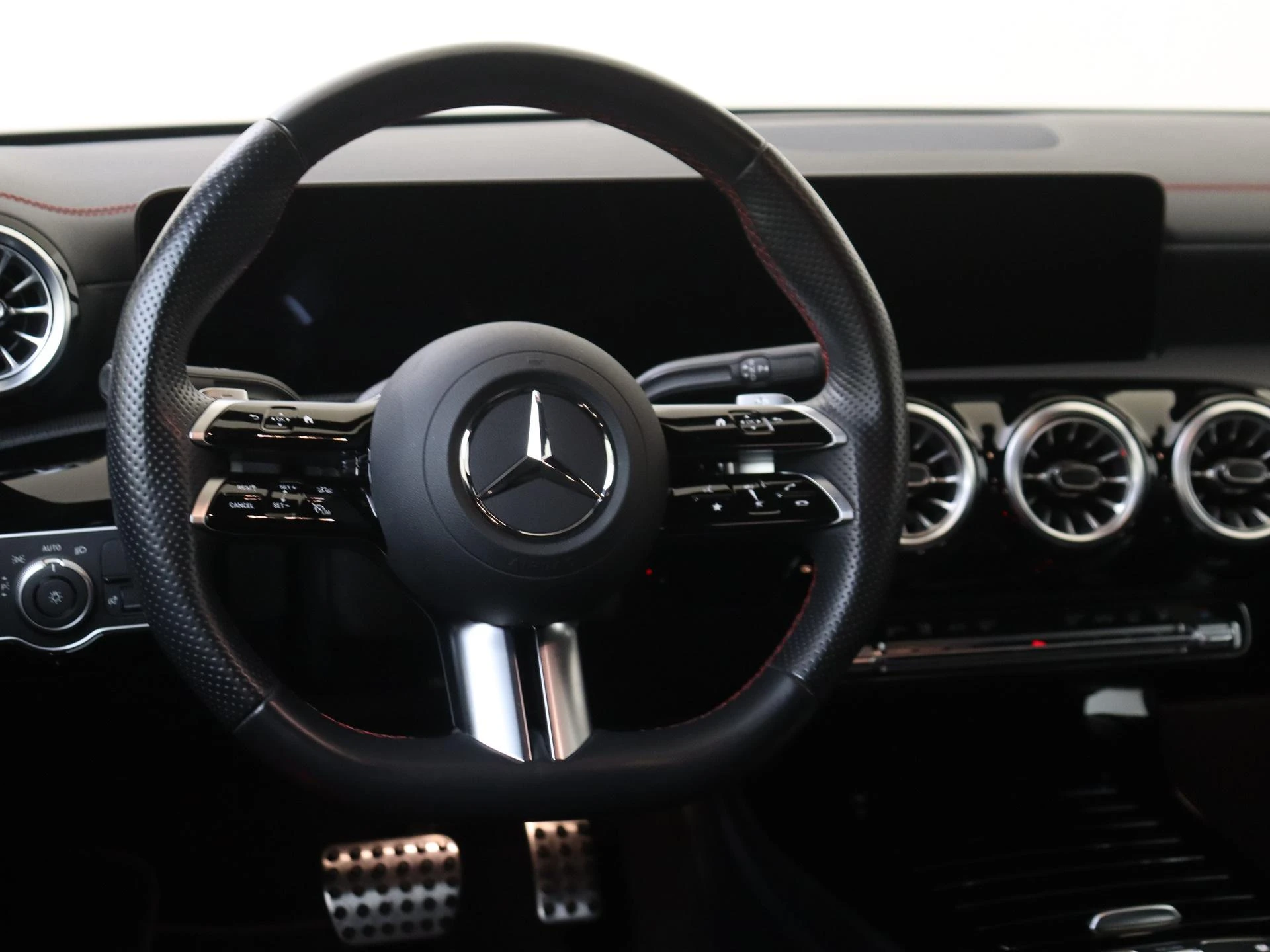 Mercedes-Benz-CLA-image-9