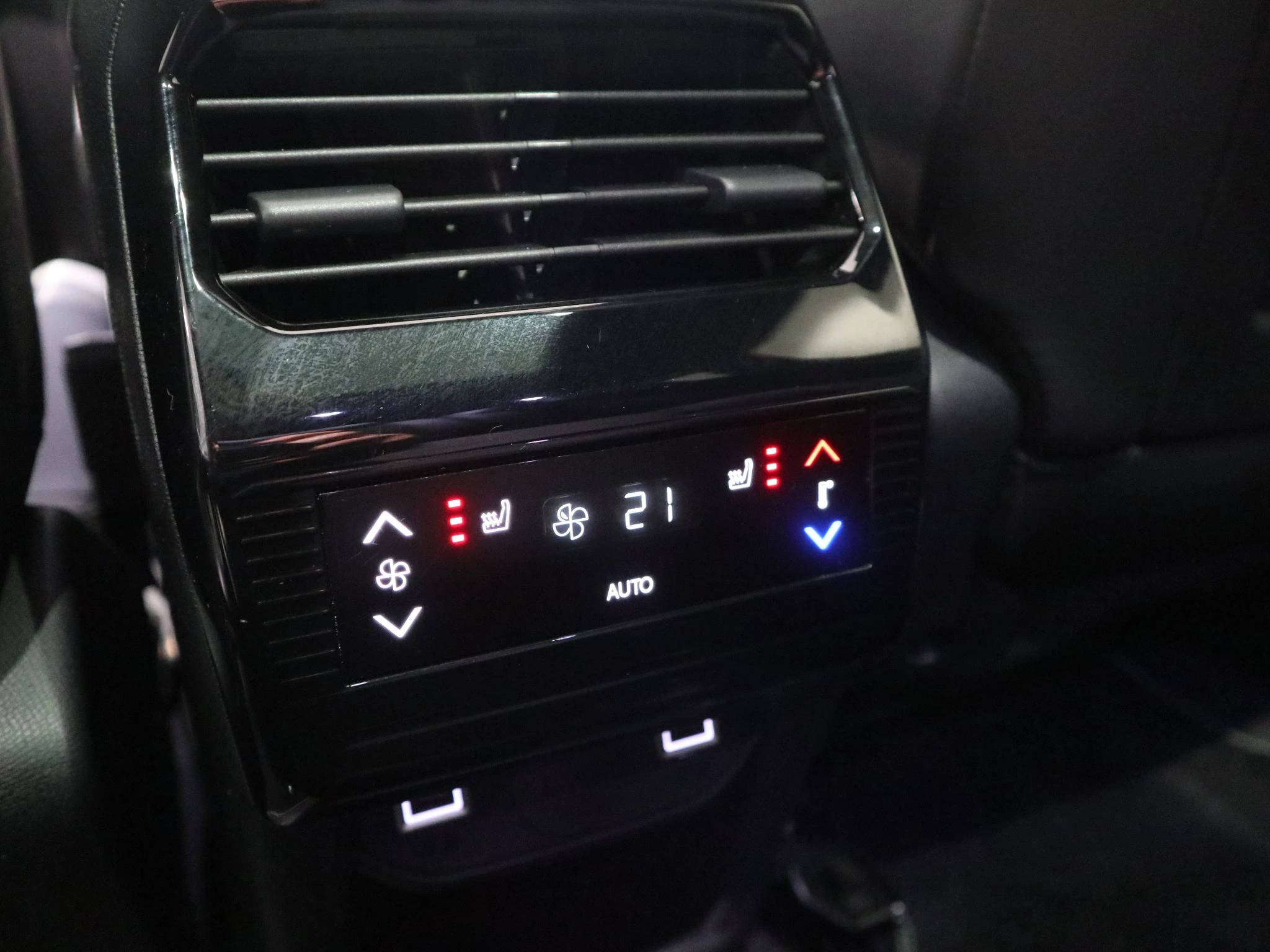 Peugeot-e-5008-image-24