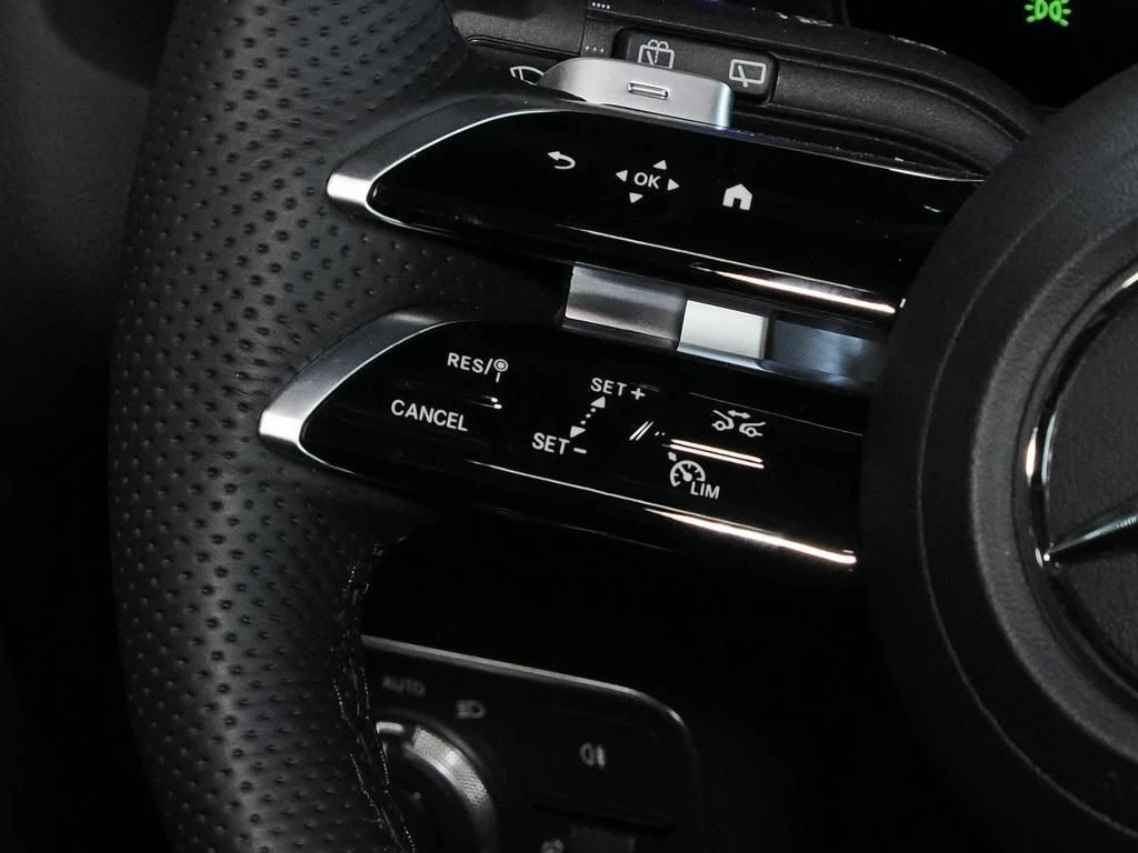 Mercedes-Benz-GLB 200-image-9
