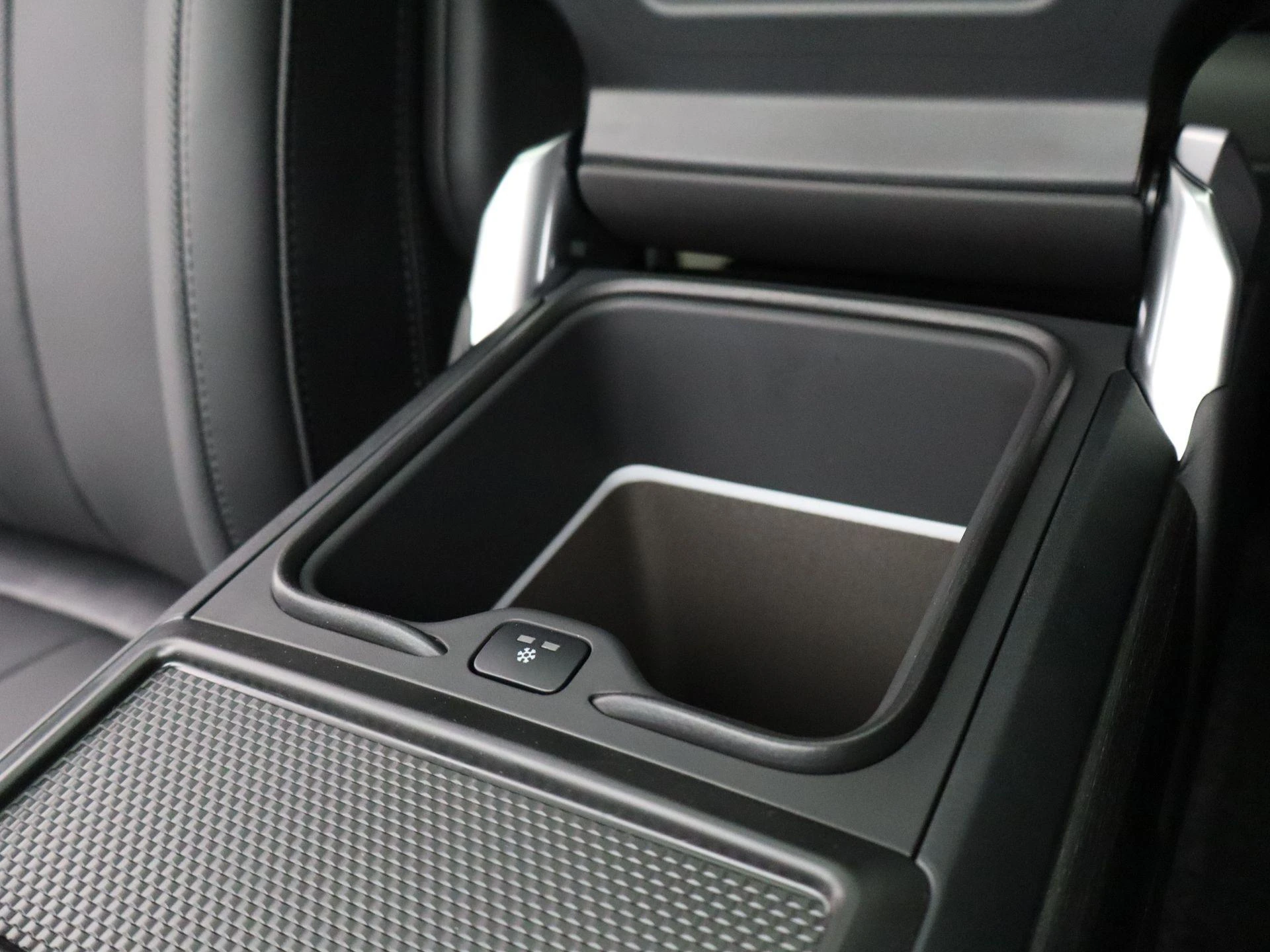 Land Rover-Range Rover-image-28