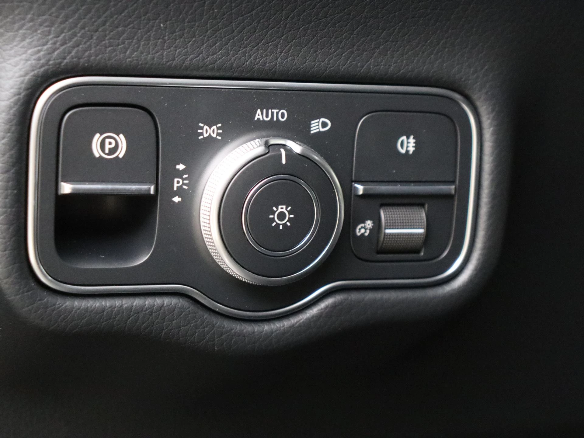 Mercedes-Benz-G-Klasse-image-24