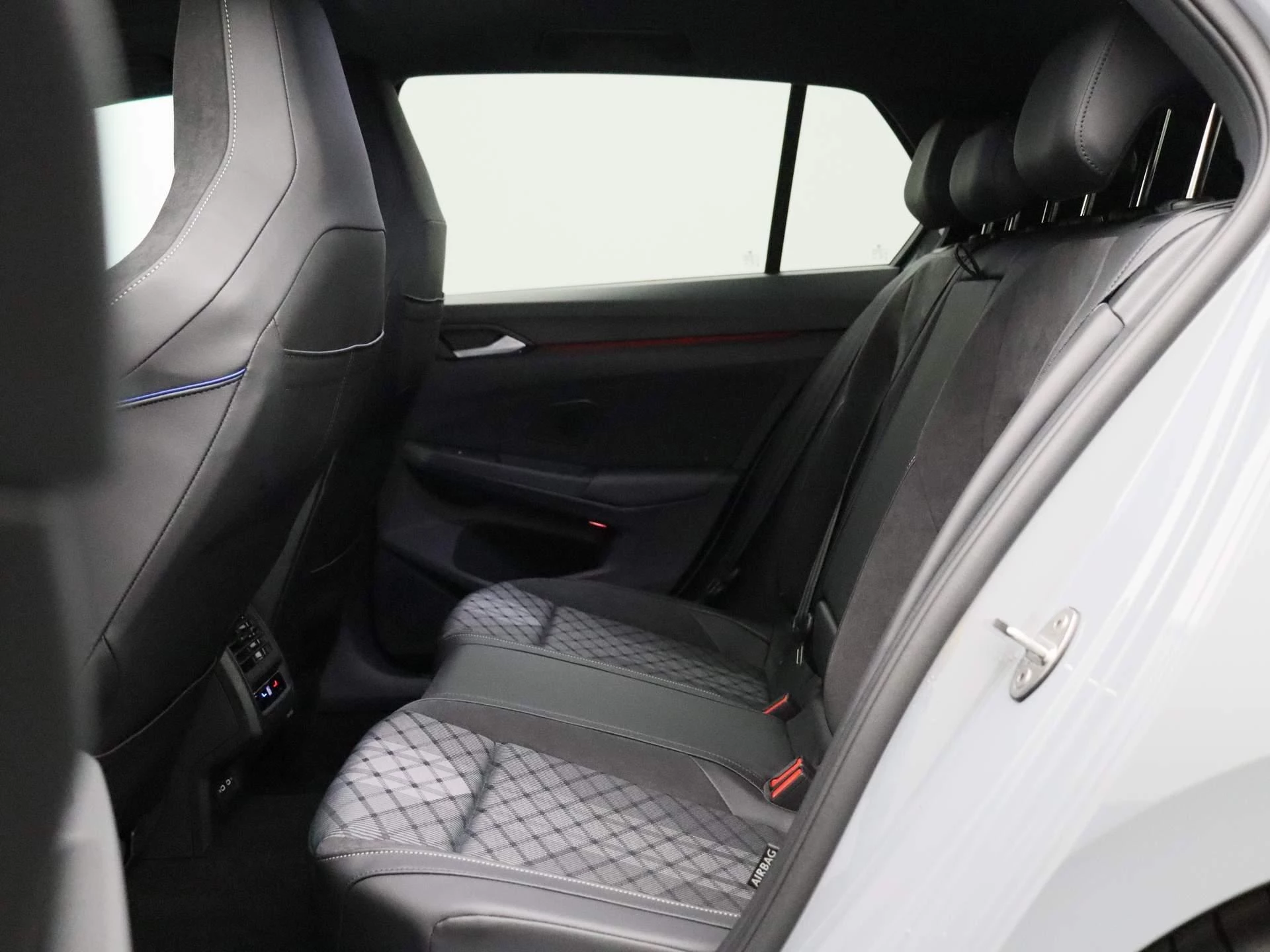 Volkswagen-Golf-image-11