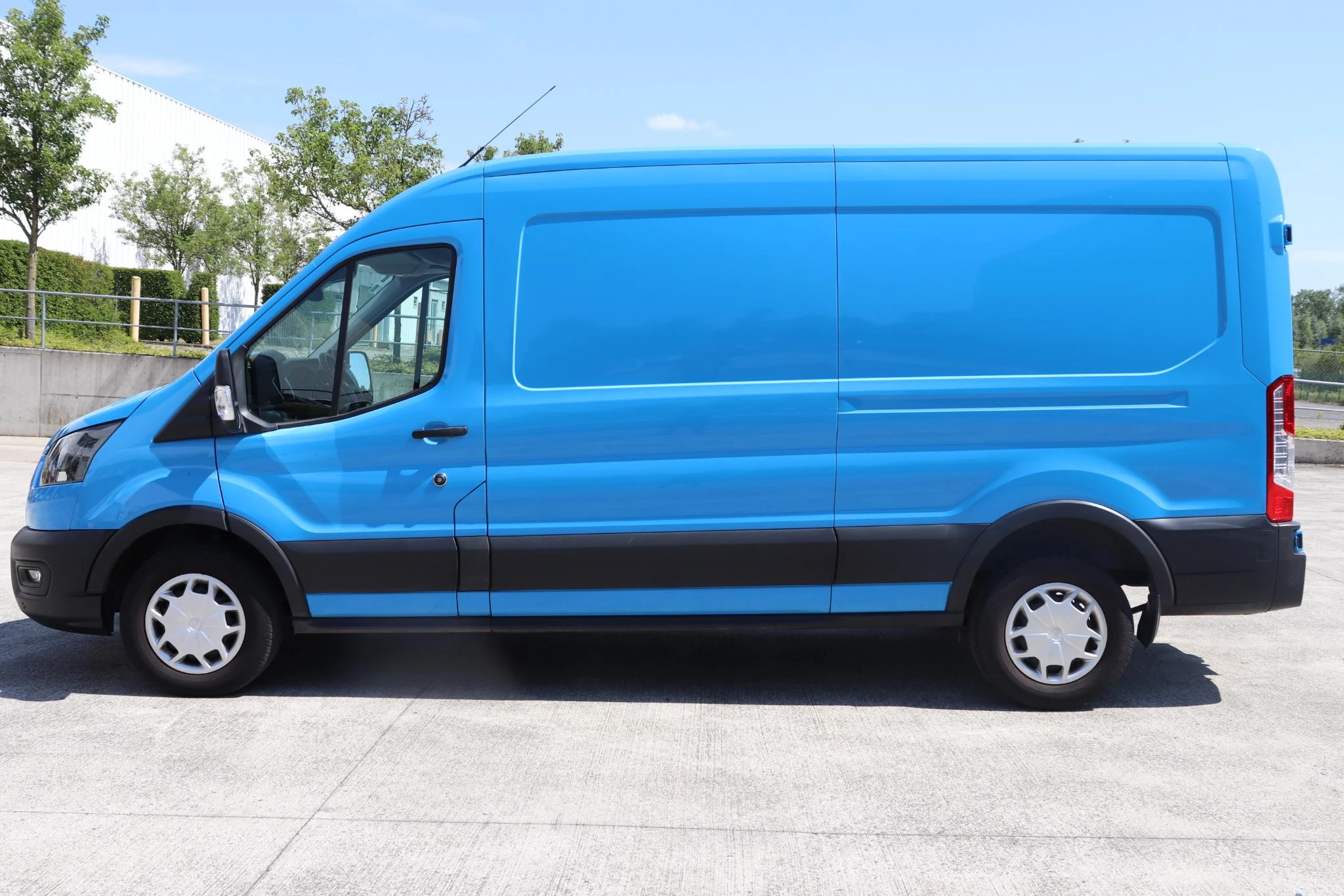 Ford Transit 350L 2.0TD 130pk 96kW M6 RWD Trend
