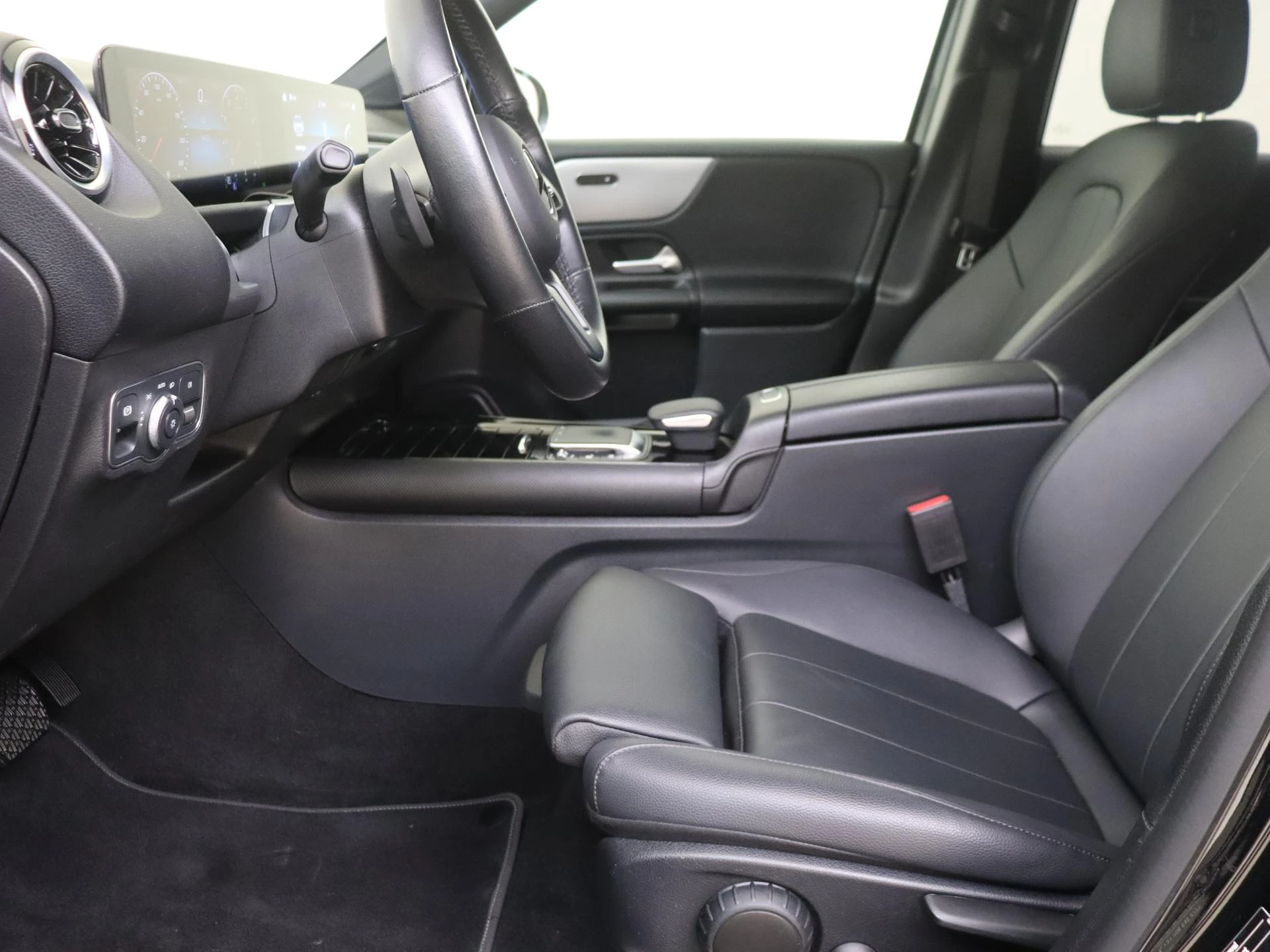 Mercedes-Benz-GLB-image-14