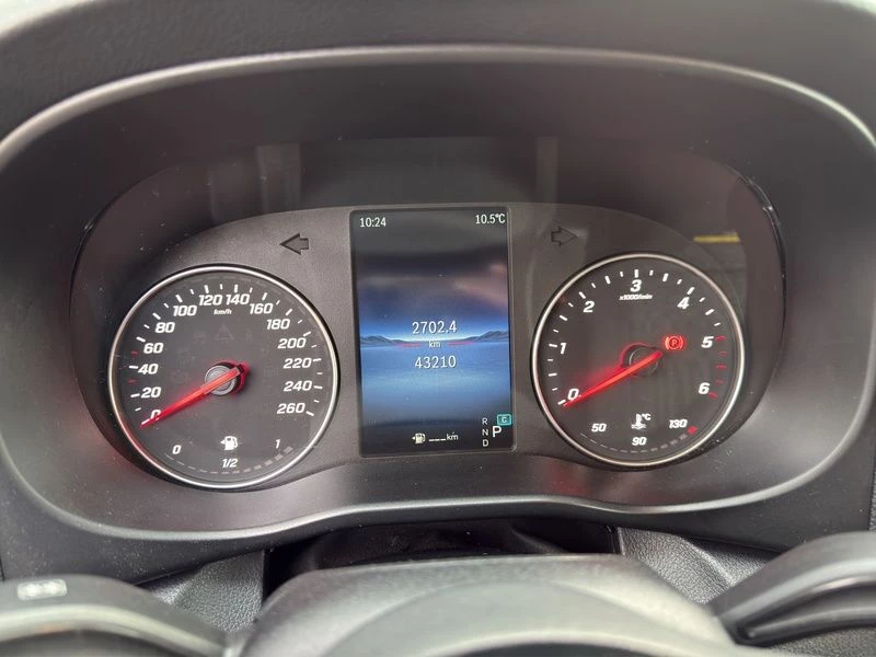Mercedes-Benz-Vito-image-12