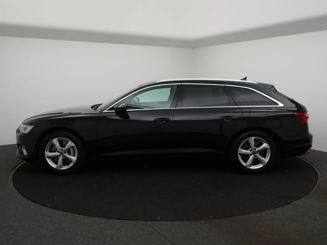 Audi A6 Avant PHEV A6 Avant PHEV 50TFSIe *AUTOMAAT*TREKHAAK*LEDER*CAMERA*ACC*VIRTUAL COCKPIT*PDC*SFEERVERLICHTING*AIRCO*...*